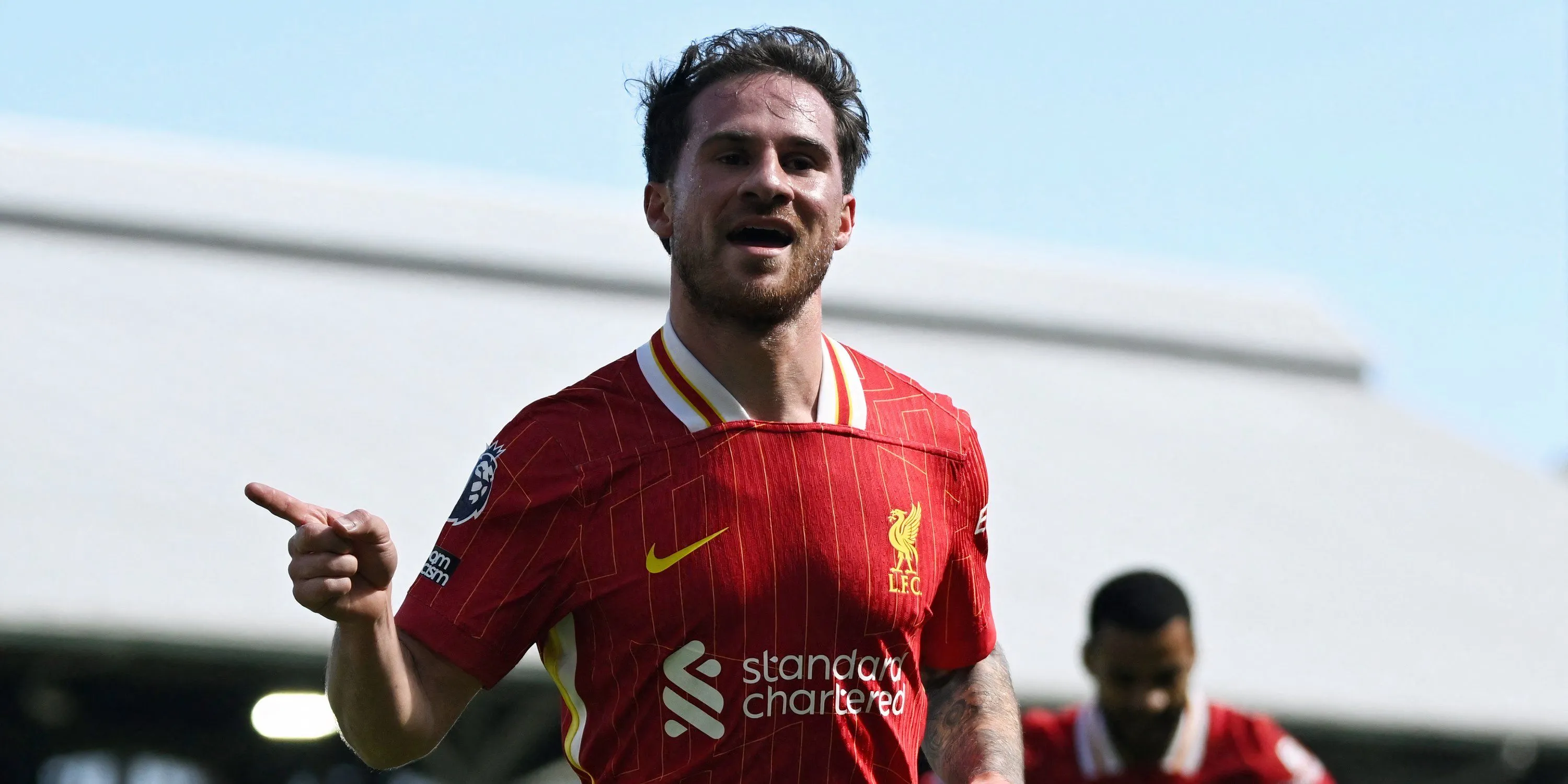 Tiền vệ Alexis Mac Allister của Liverpool tranh bóng trên sân