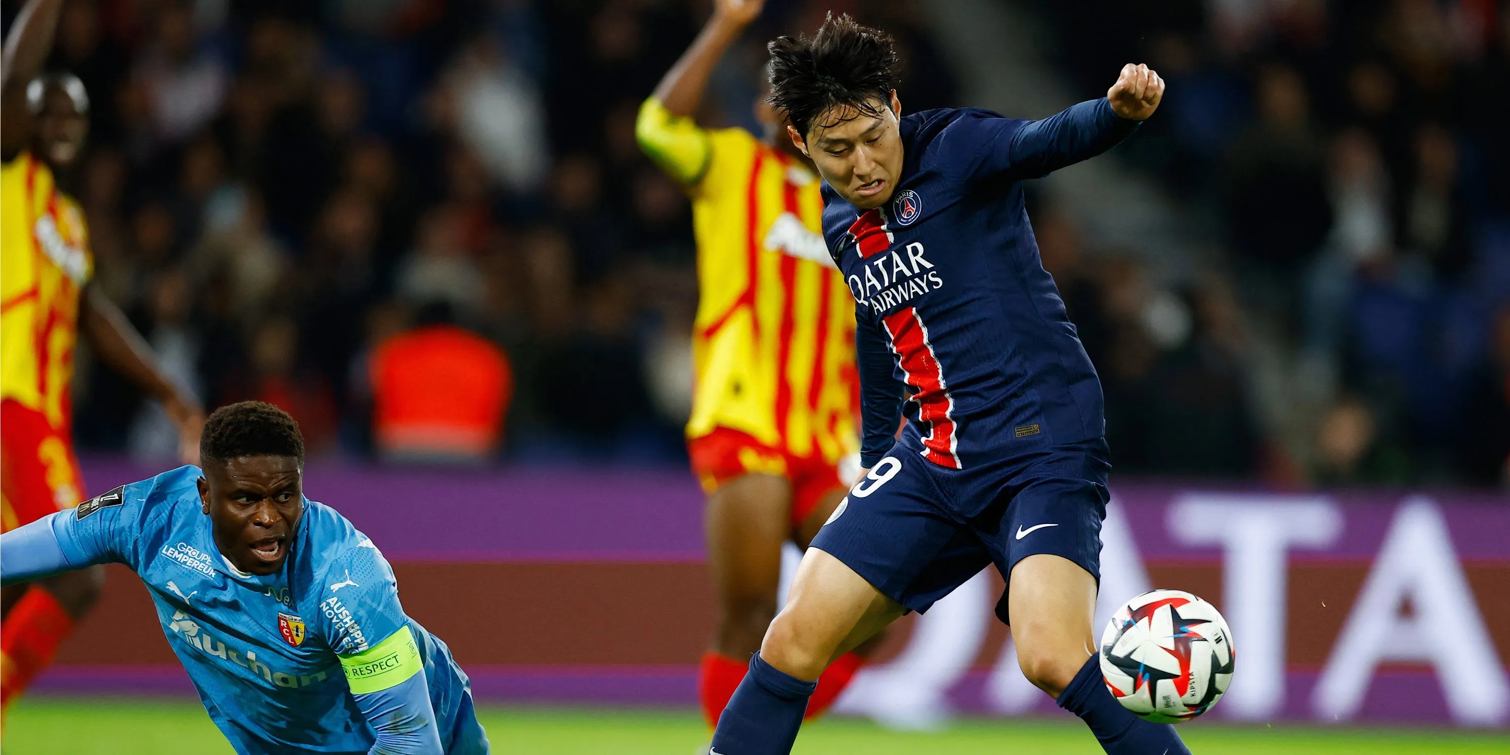 Tiền vệ đa năng Lee Kang-in thi đấu nổi bật trong màu áo PSG, thu hút sự chú ý của Arsenal.