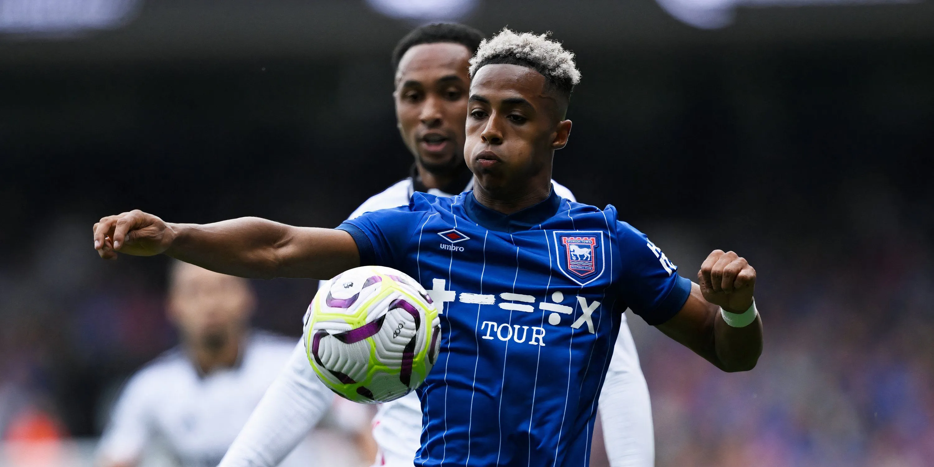 Tiền vệ Omari Hutchinson trong màu áo Ipswich Town