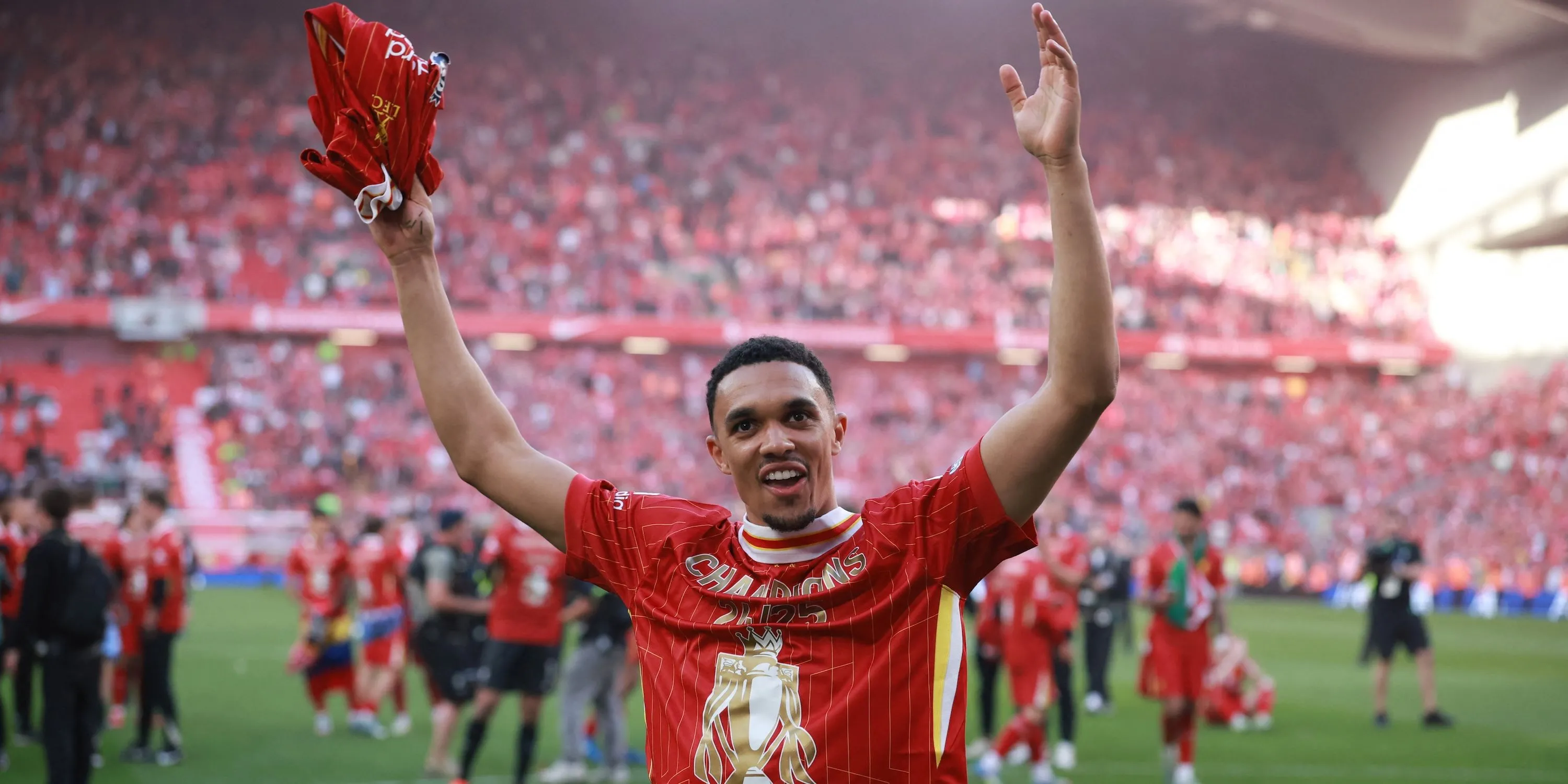Trent Alexander-Arnold ăn mừng chức vô địch Premier League cùng Liverpool