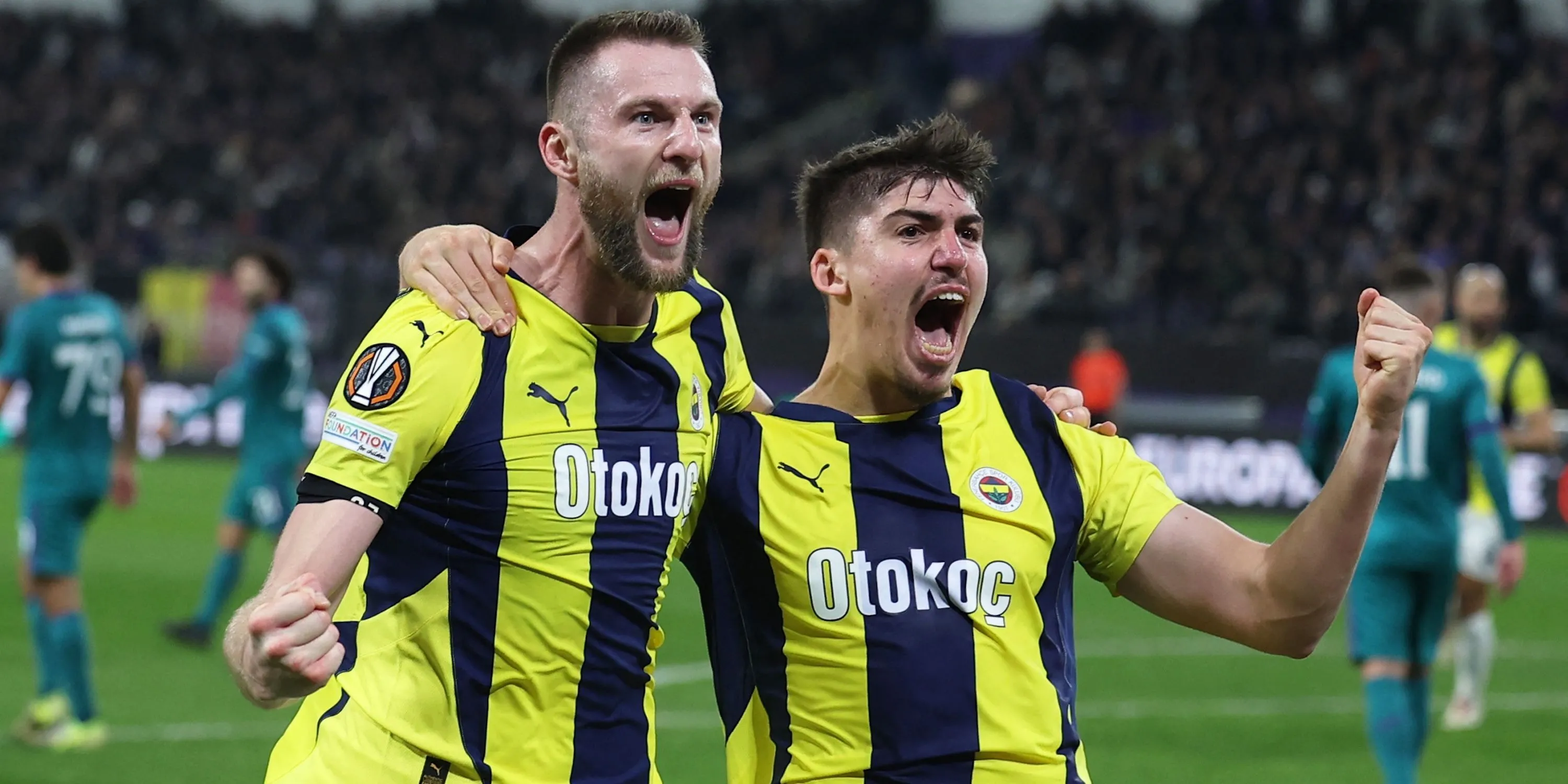 Trung vệ trẻ Yusuf Akcicek ăn mừng cùng đồng đội tại Fenerbahce.