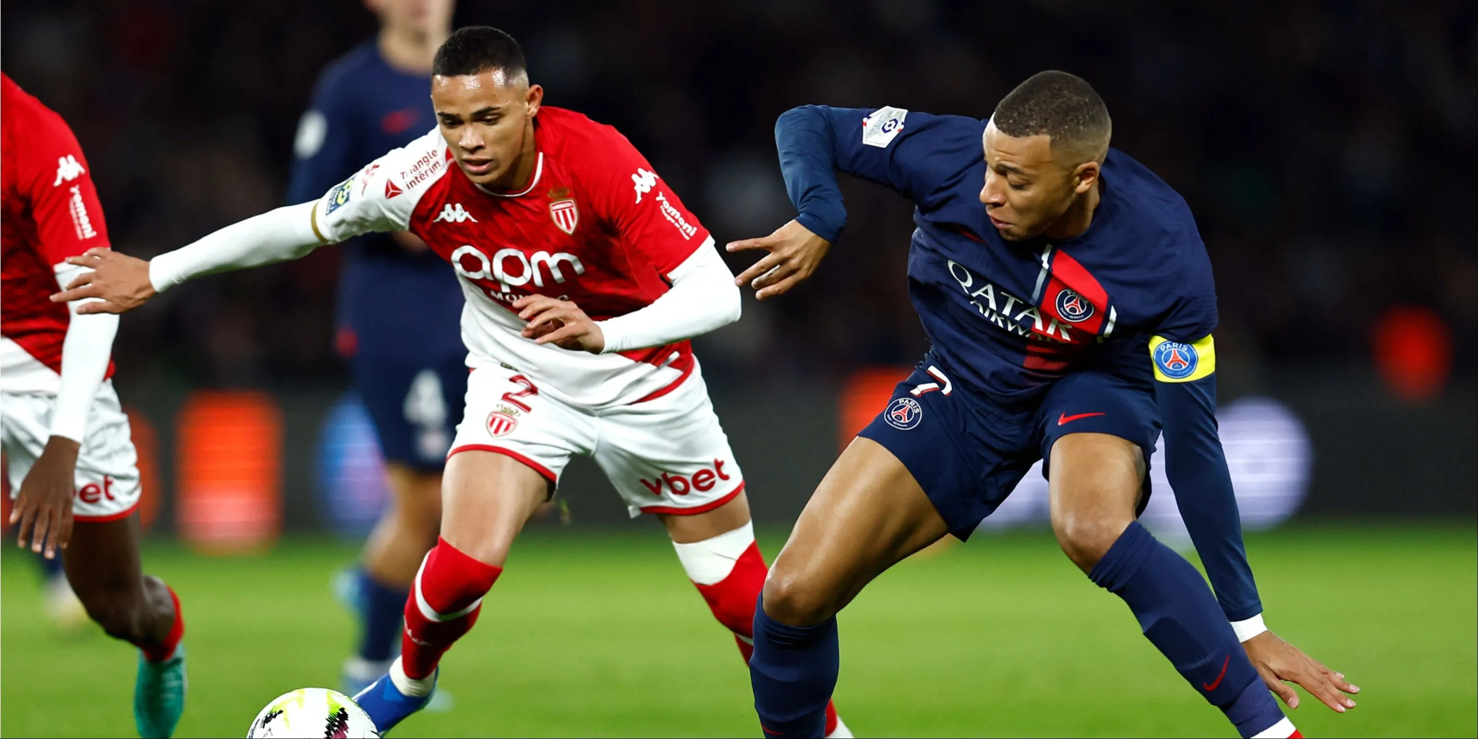 Vanderson tranh bóng với Kylian Mbappe.