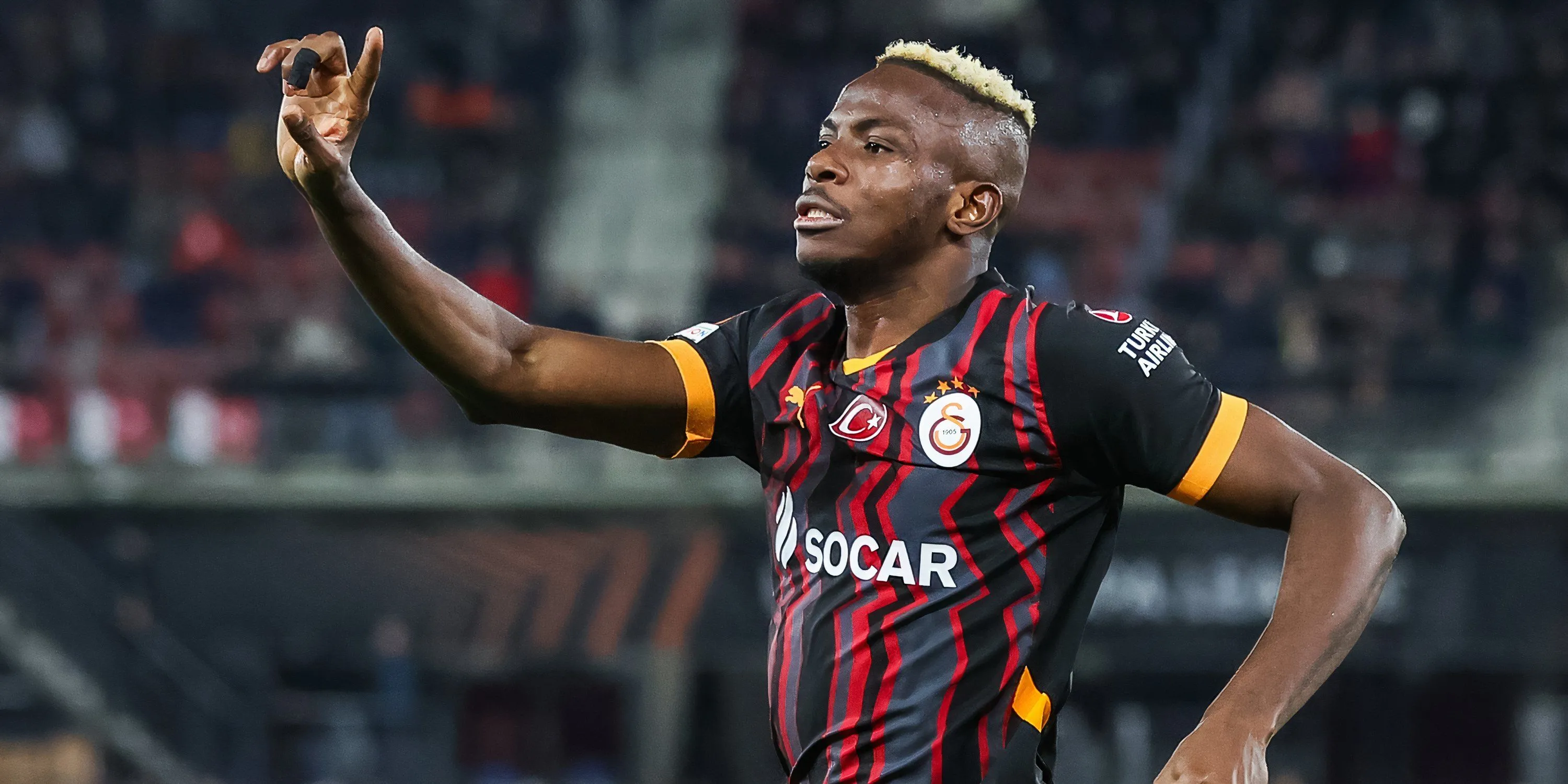 Victor Osimhen ăn mừng bàn thắng, liên tục được đồn đoán chuyển nhượng.
