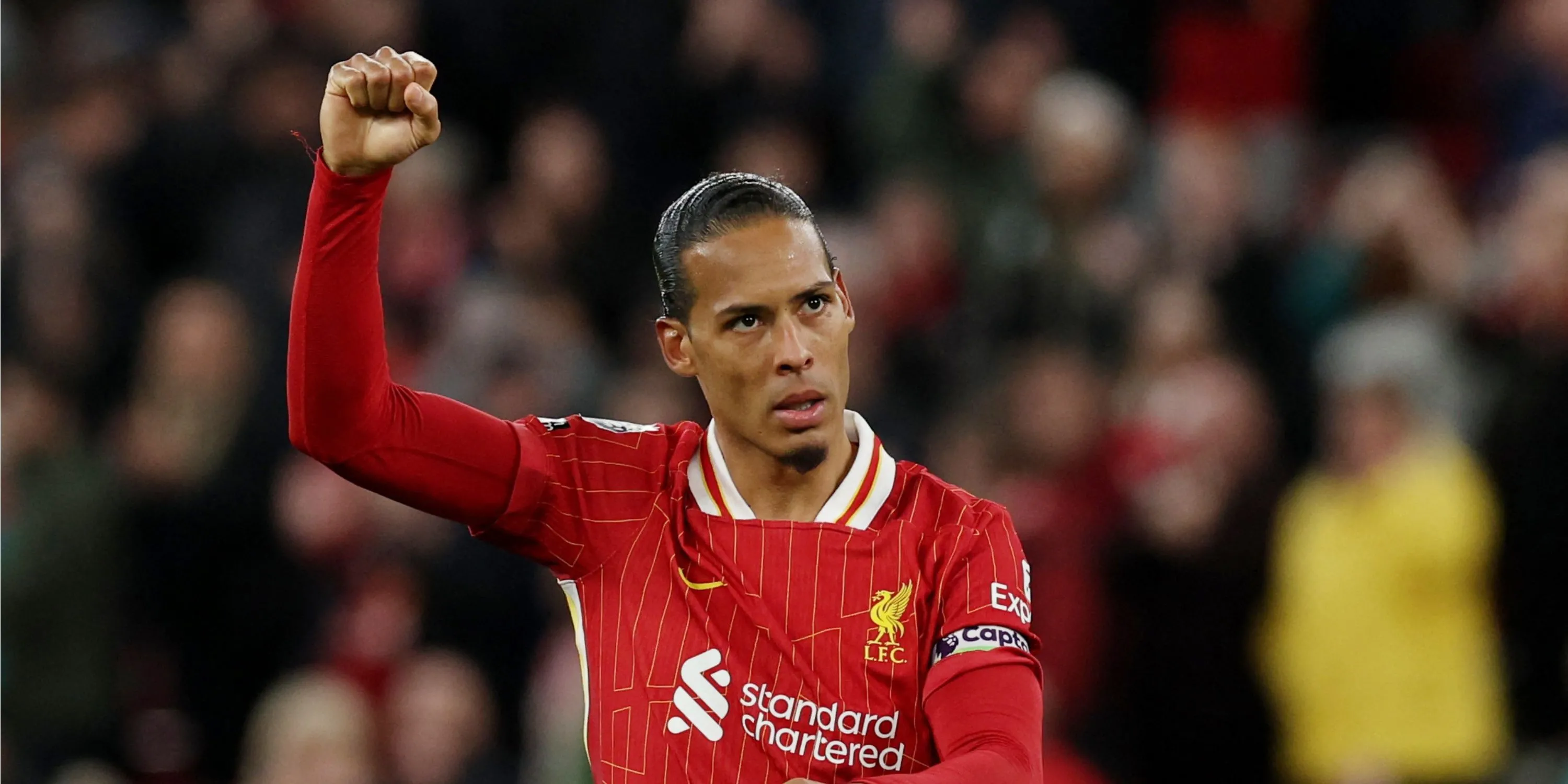 Virgil van Dijk, thủ lĩnh hàng phòng ngự Liverpool, với phong thái đĩnh đạc trên sân.