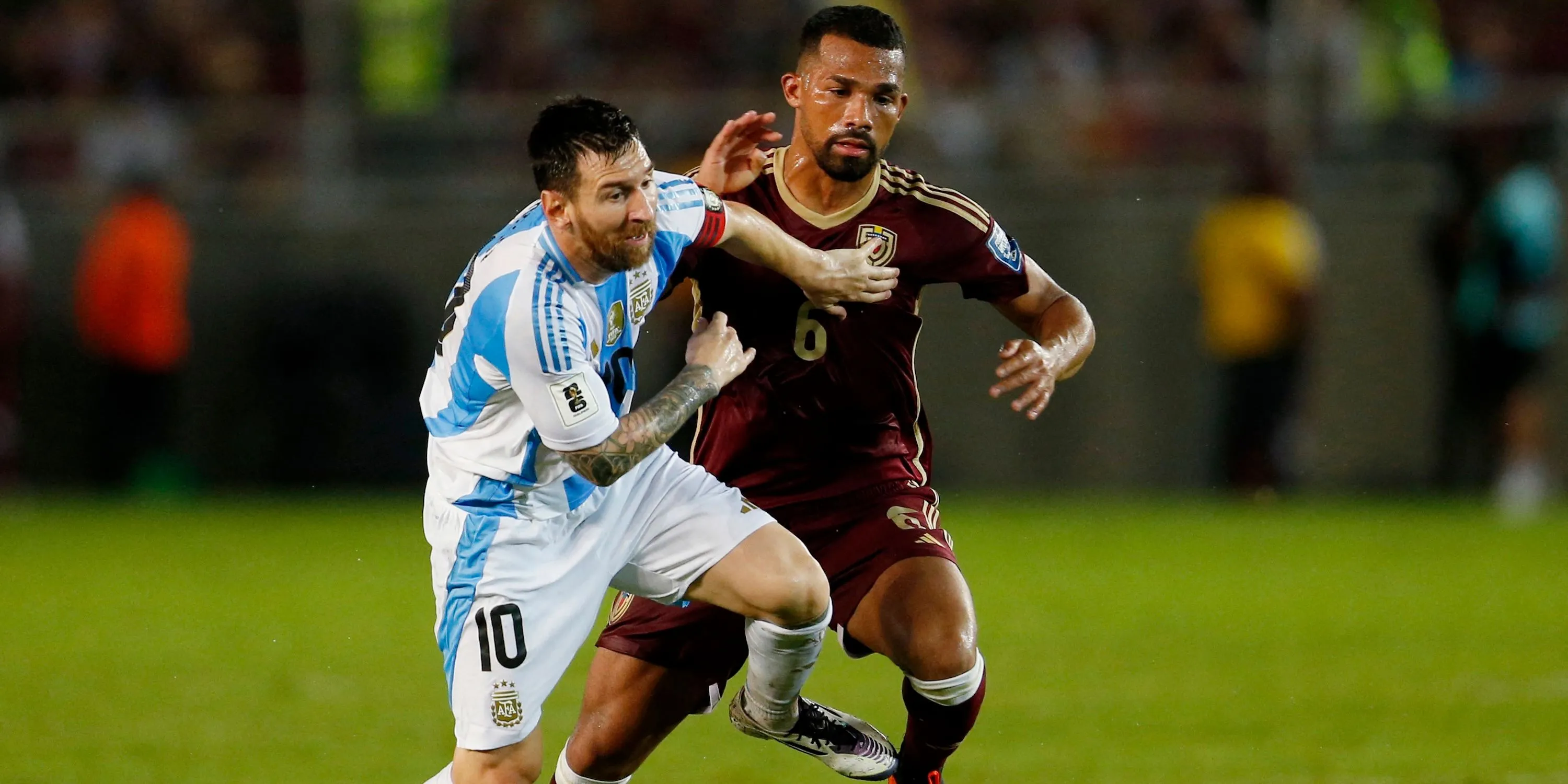 Yangel Herrera (Venezuela) tranh chấp bóng quyết liệt với Lionel Messi (Argentina)