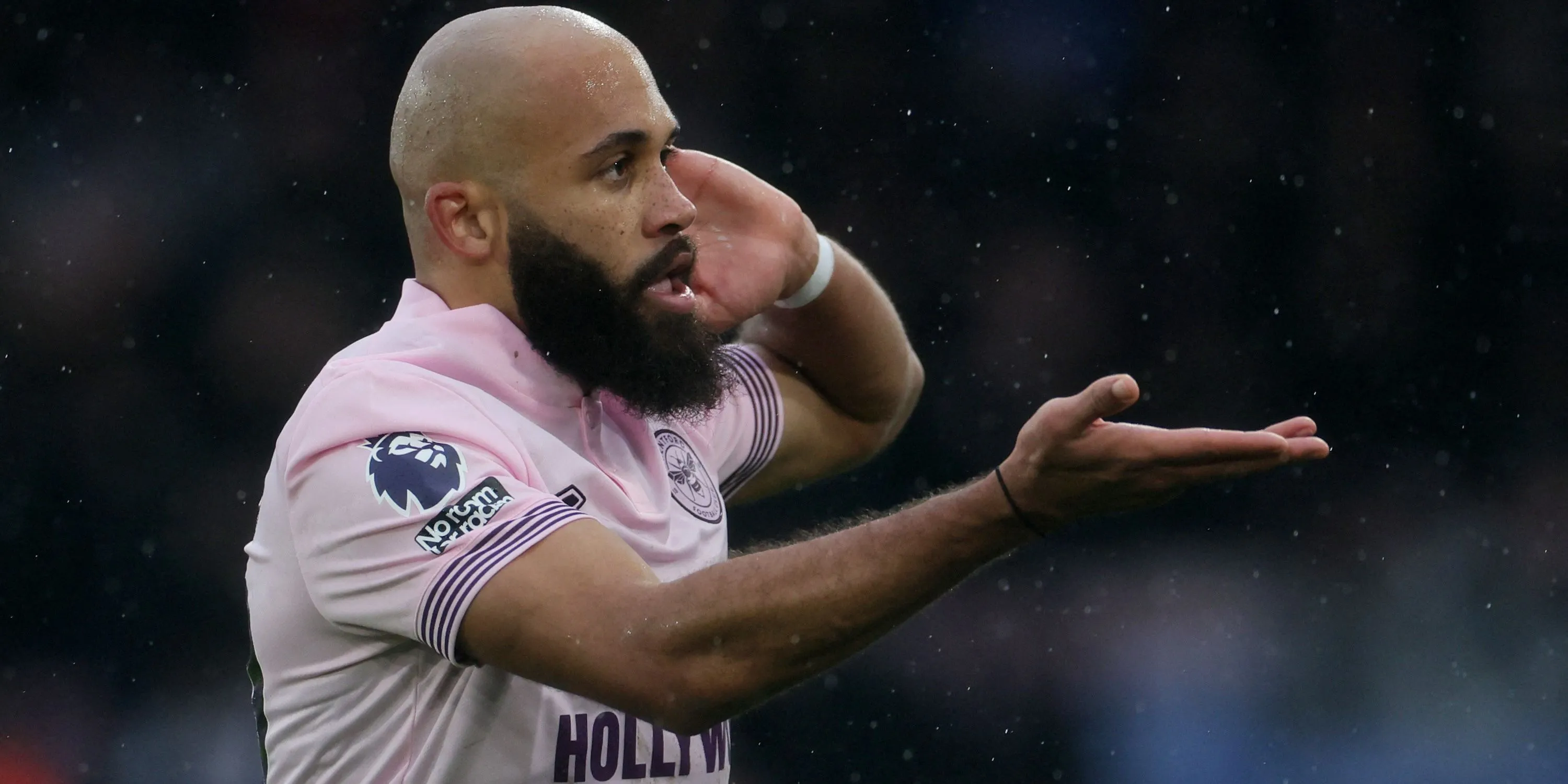 Bryan Mbeumo của Brentford ăn mừng bàn thắng đầu tiên của họ
