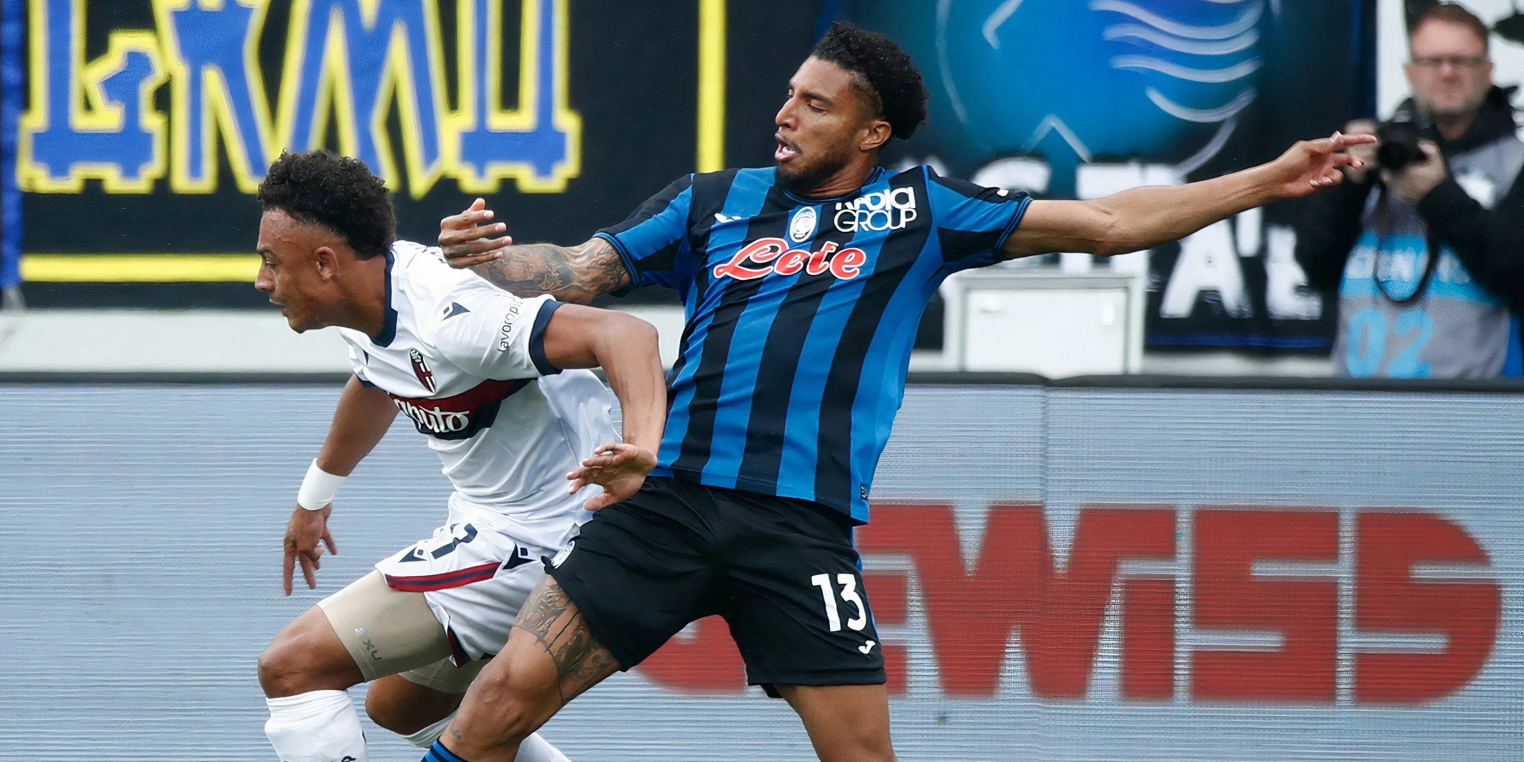 Ederson trong màu áo Atalanta thi đấu trên sân