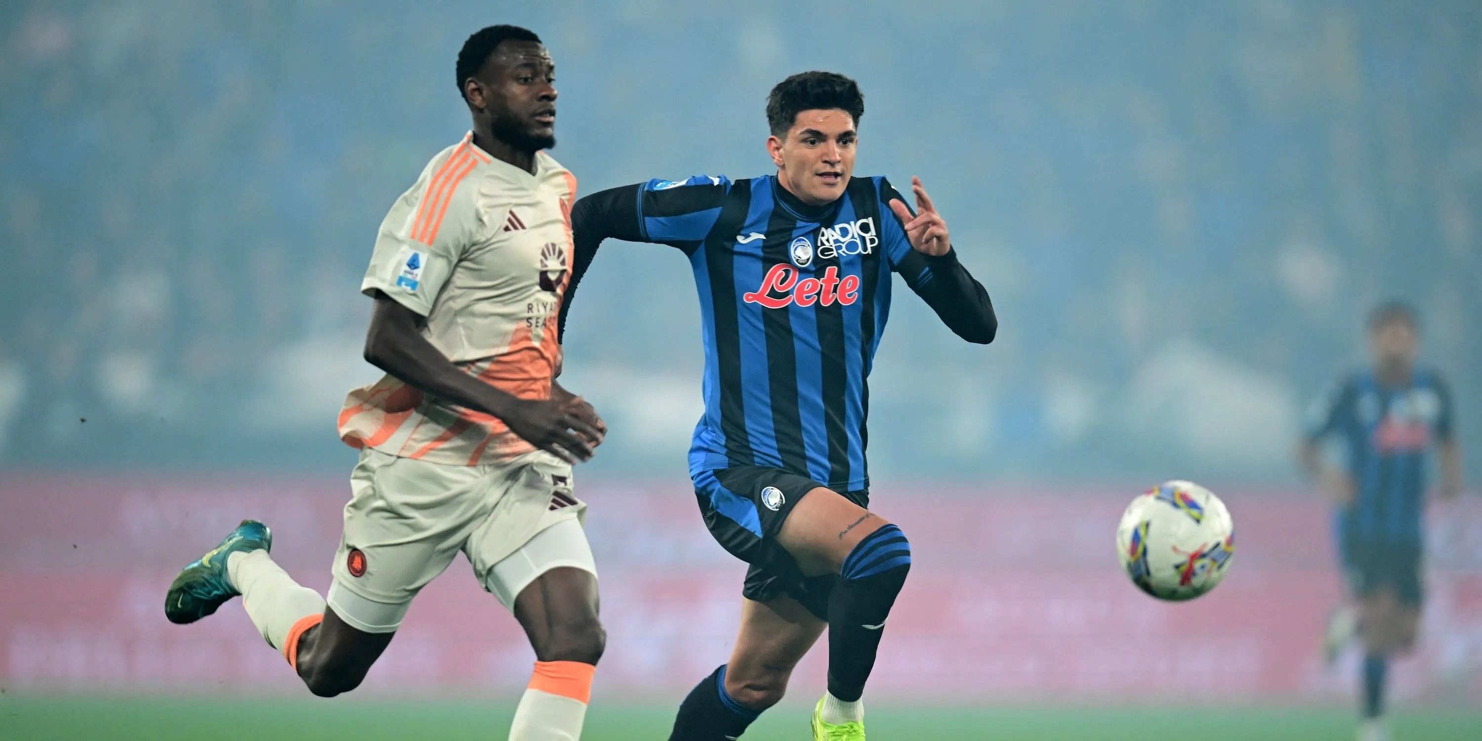 Evan Ndicka của AS Roma đối đầu với Raoul Bellanova của Atalanta