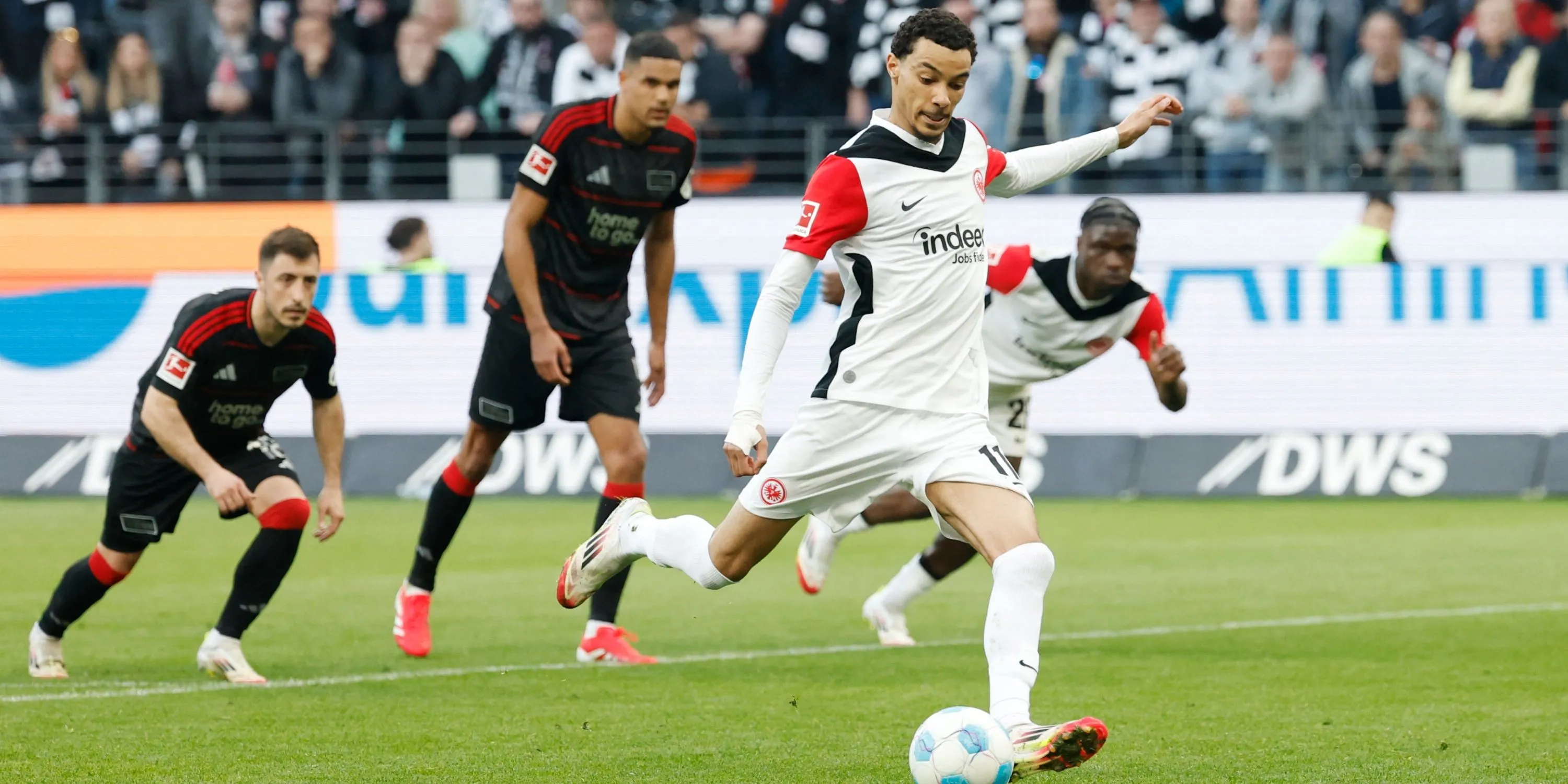 Hugo Ekitiké thi đấu cho Frankfurt tại Bundesliga