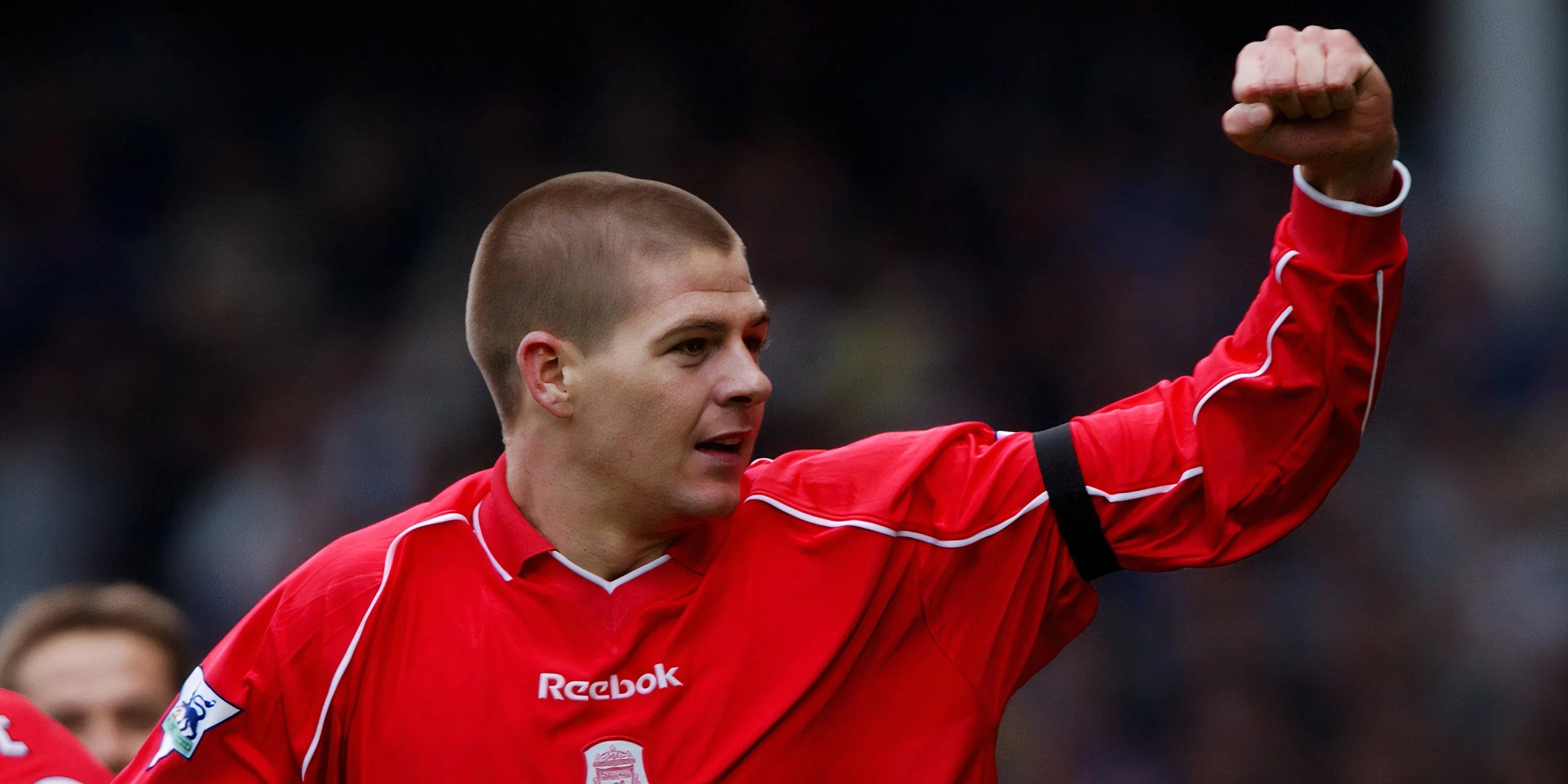 Huyền thoại Steven Gerrard trong màu áo Liverpool ở trận derby Merseyside