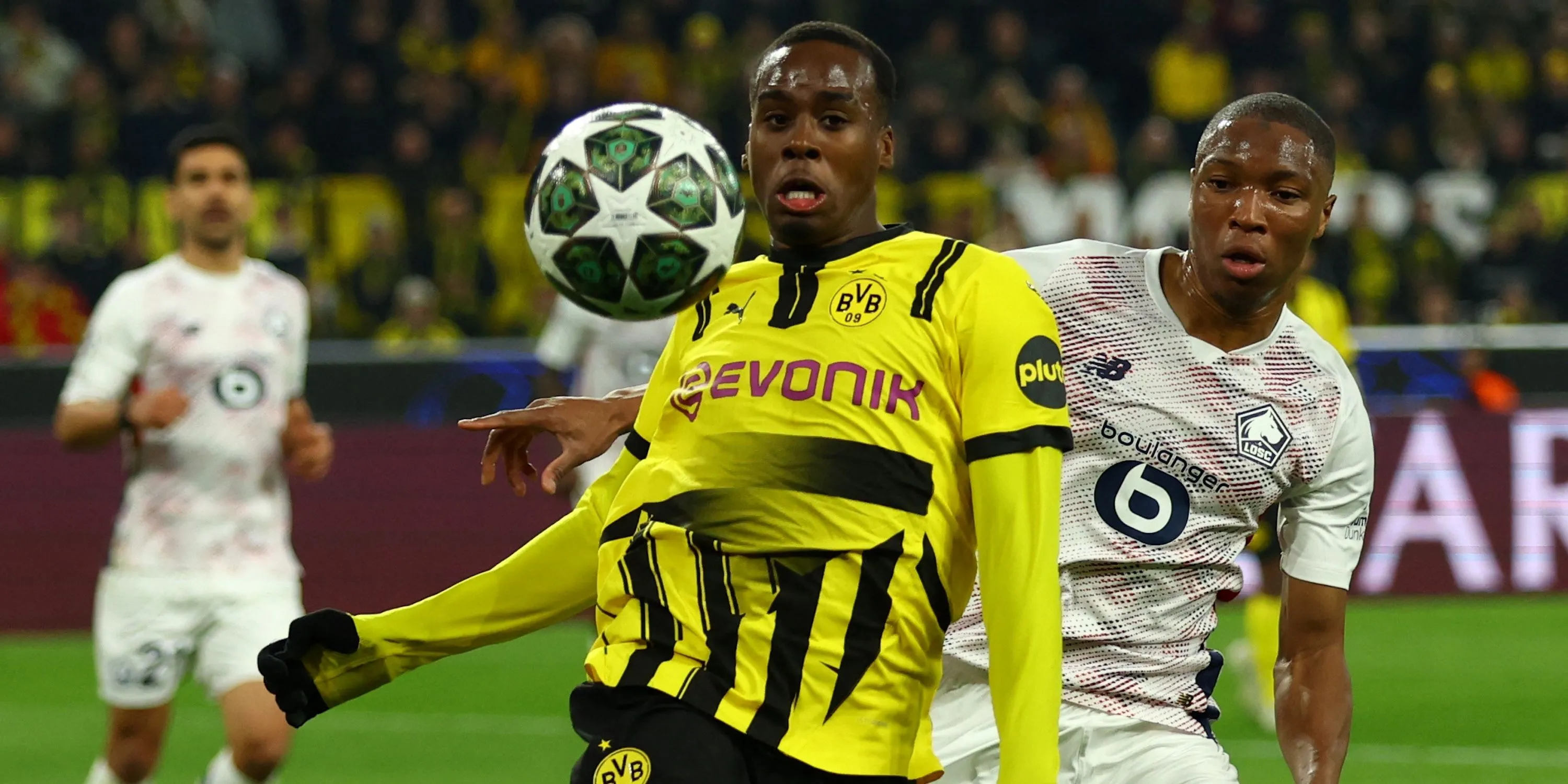 Jamie Bynoe-Gittens của Borussia Dortmund đối đầu với Bafode Diakite của Lille