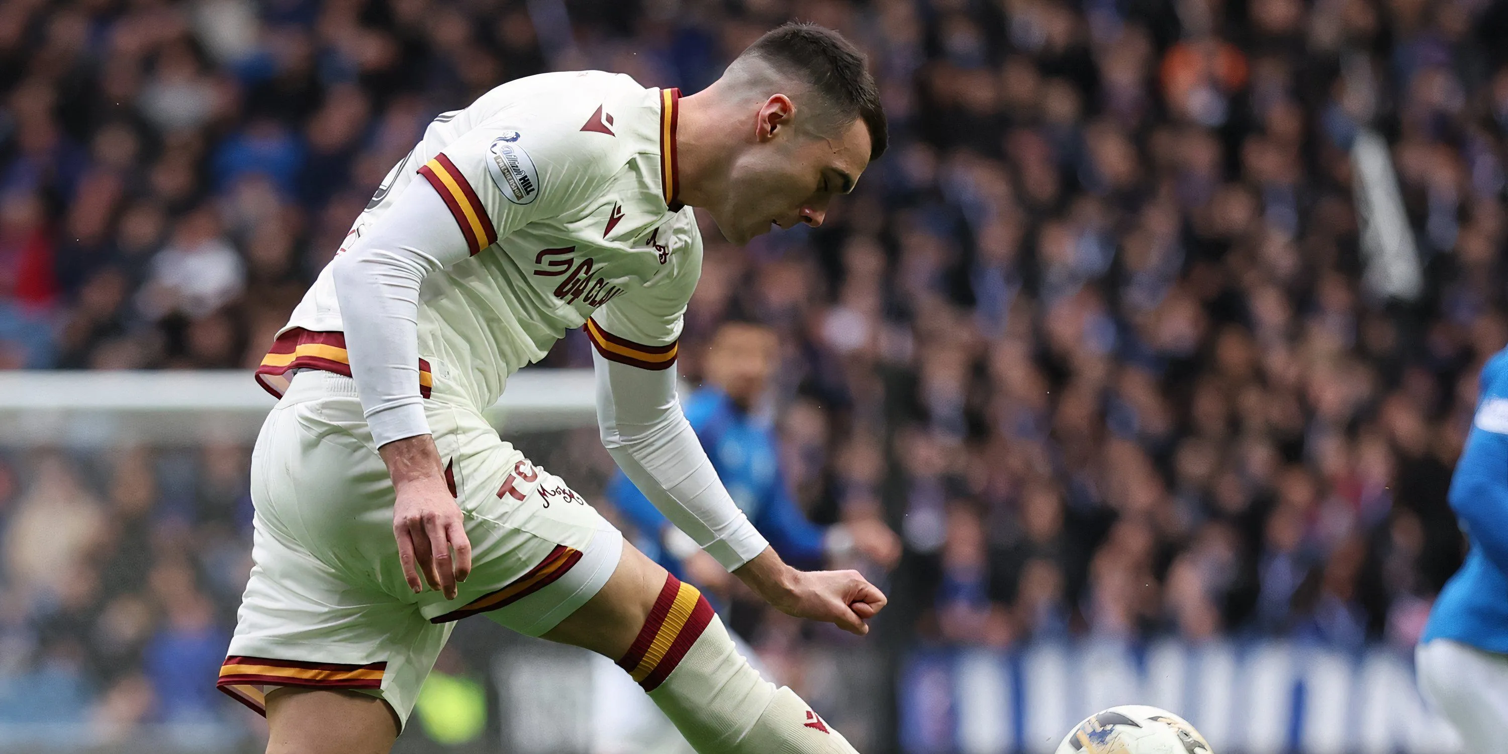 Lennon Miller với áo đấu Scotland