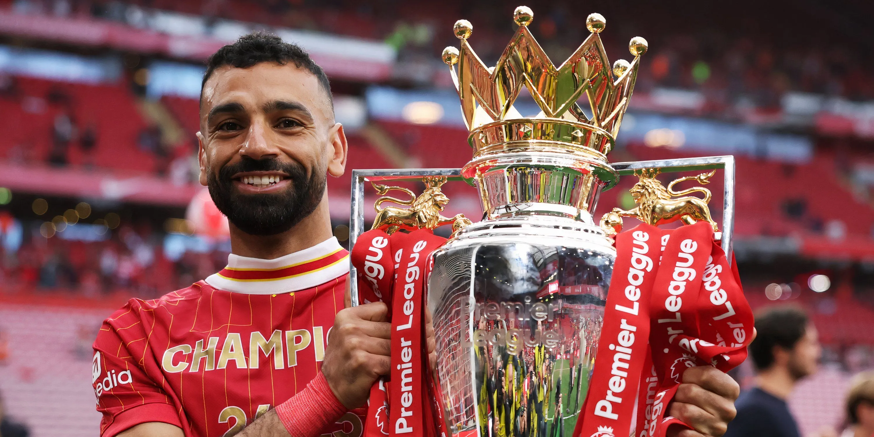 Mohamed Salah nâng cao chiếc cúp Premier League cùng Liverpool