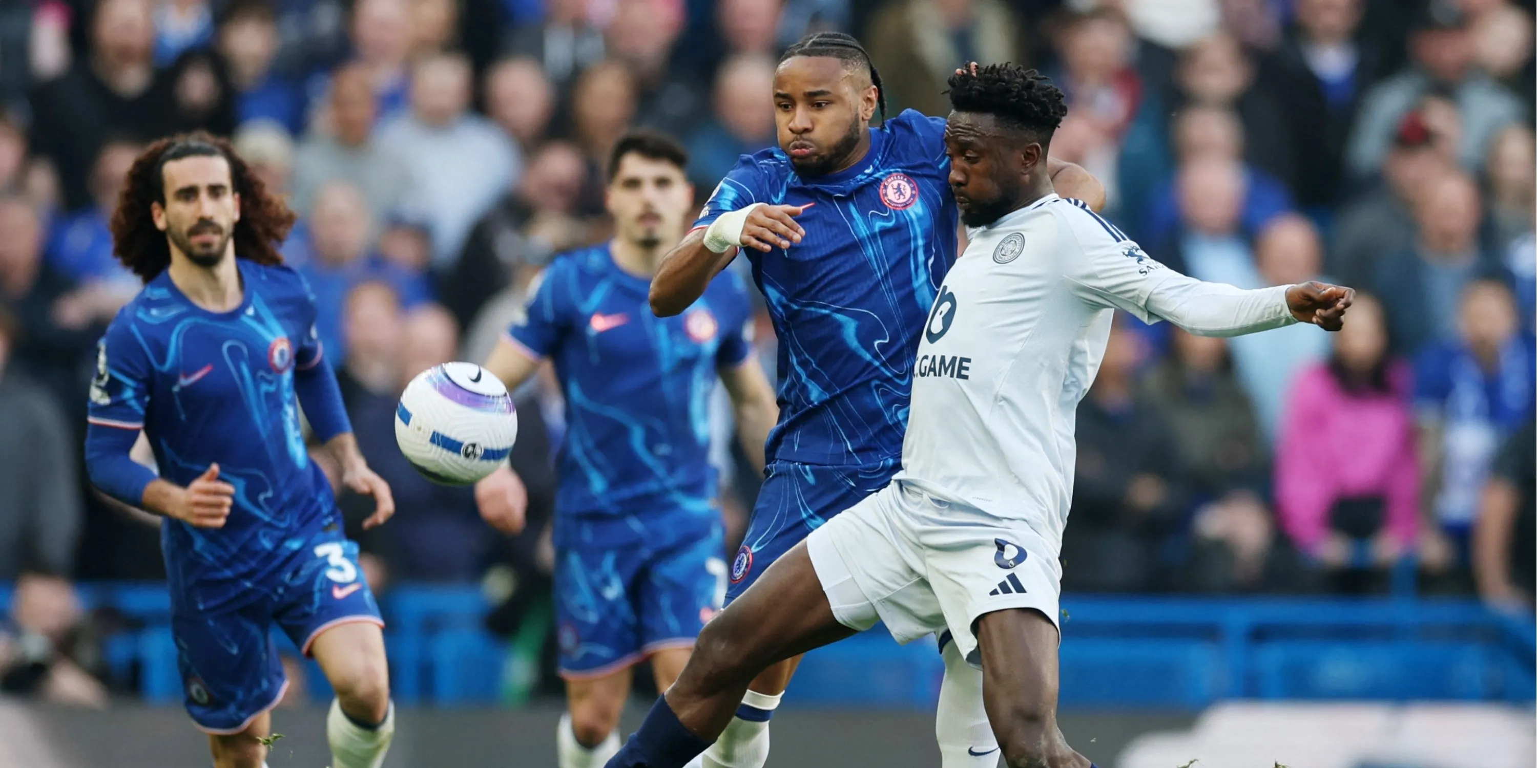 Nkunku đang khởi động cùng các đồng đội Chelsea
