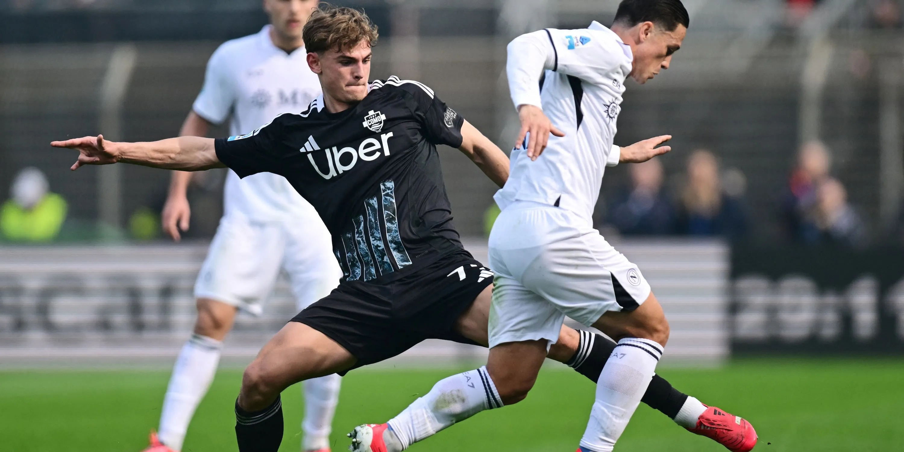 Sao trẻ Nico Paz (Como) tranh bóng tại Serie A, mục tiêu của MU và Real Madrid