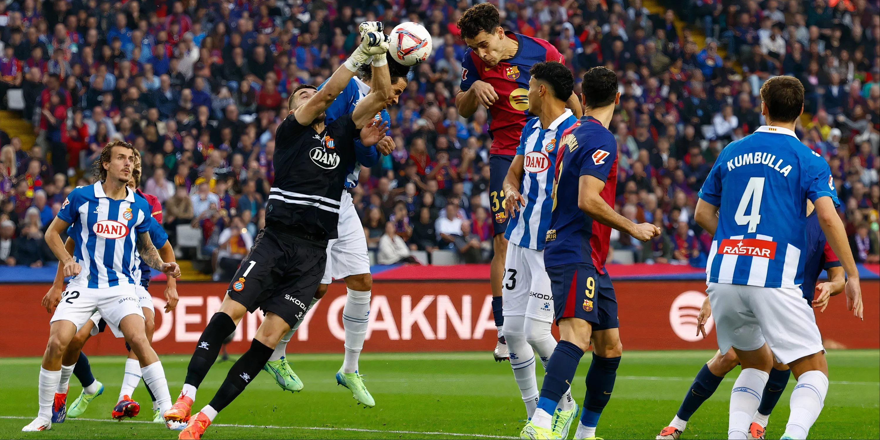 Thủ môn Joan Garcia của Espanyol, mục tiêu của Aston Villa