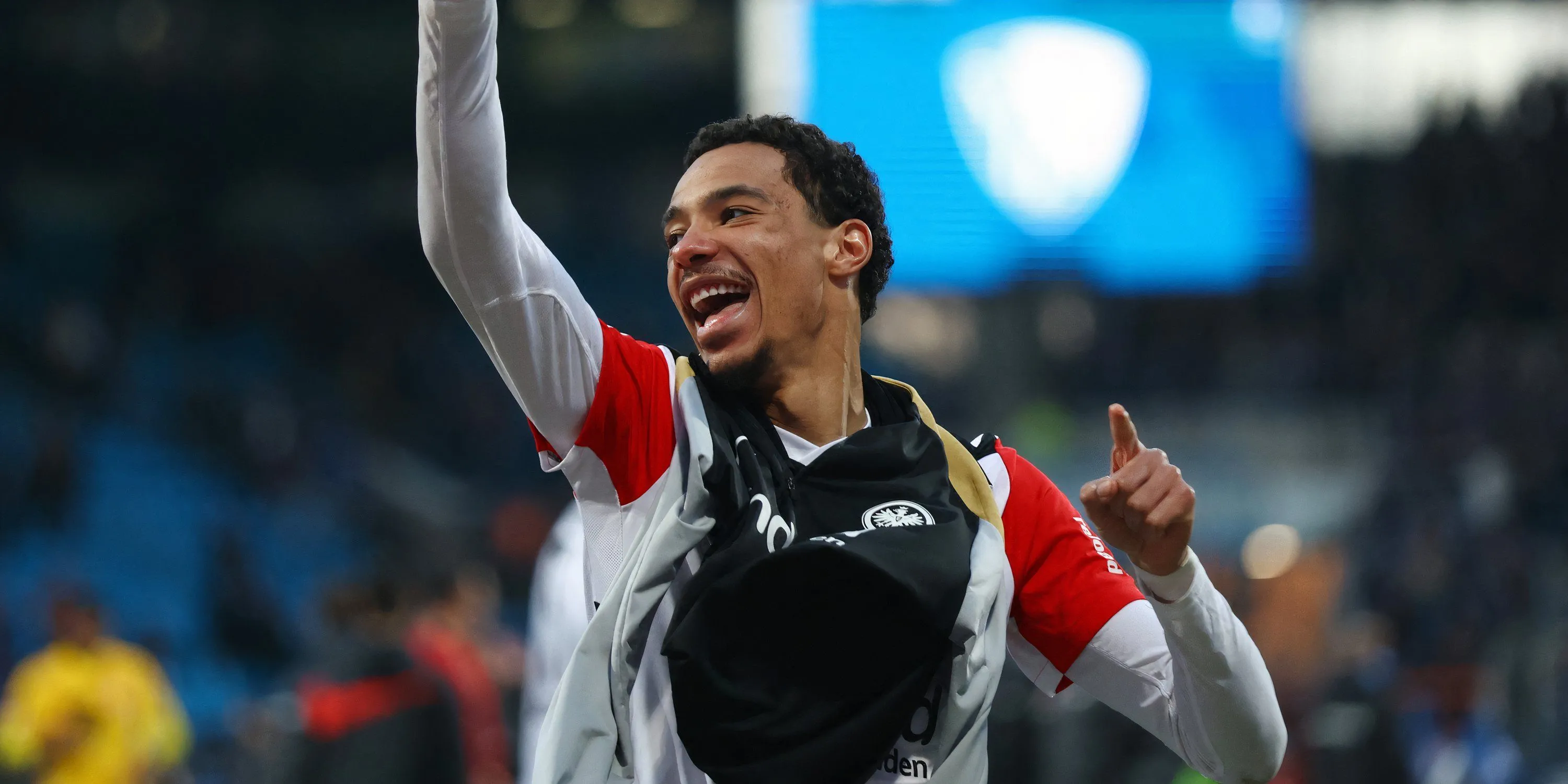 Tiền đạo Hugo Ekitike của Eintracht Frankfurt tập luyện trước trận đấu