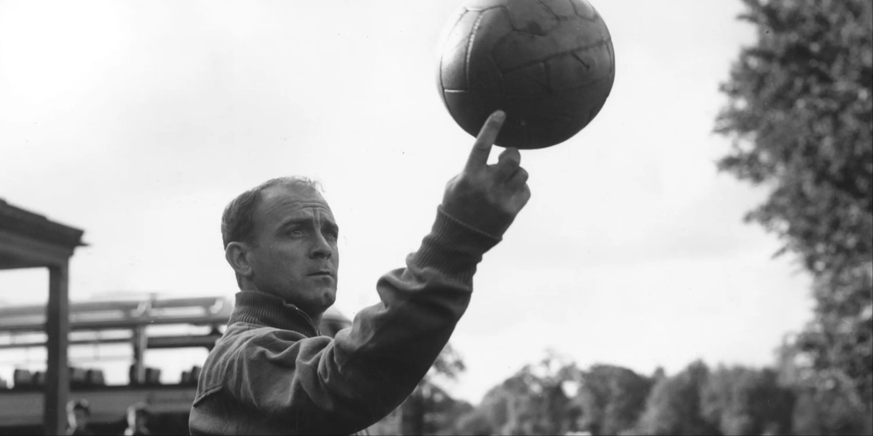Alfredo Di Stefano giữ thăng bằng bóng trên ngón tay
