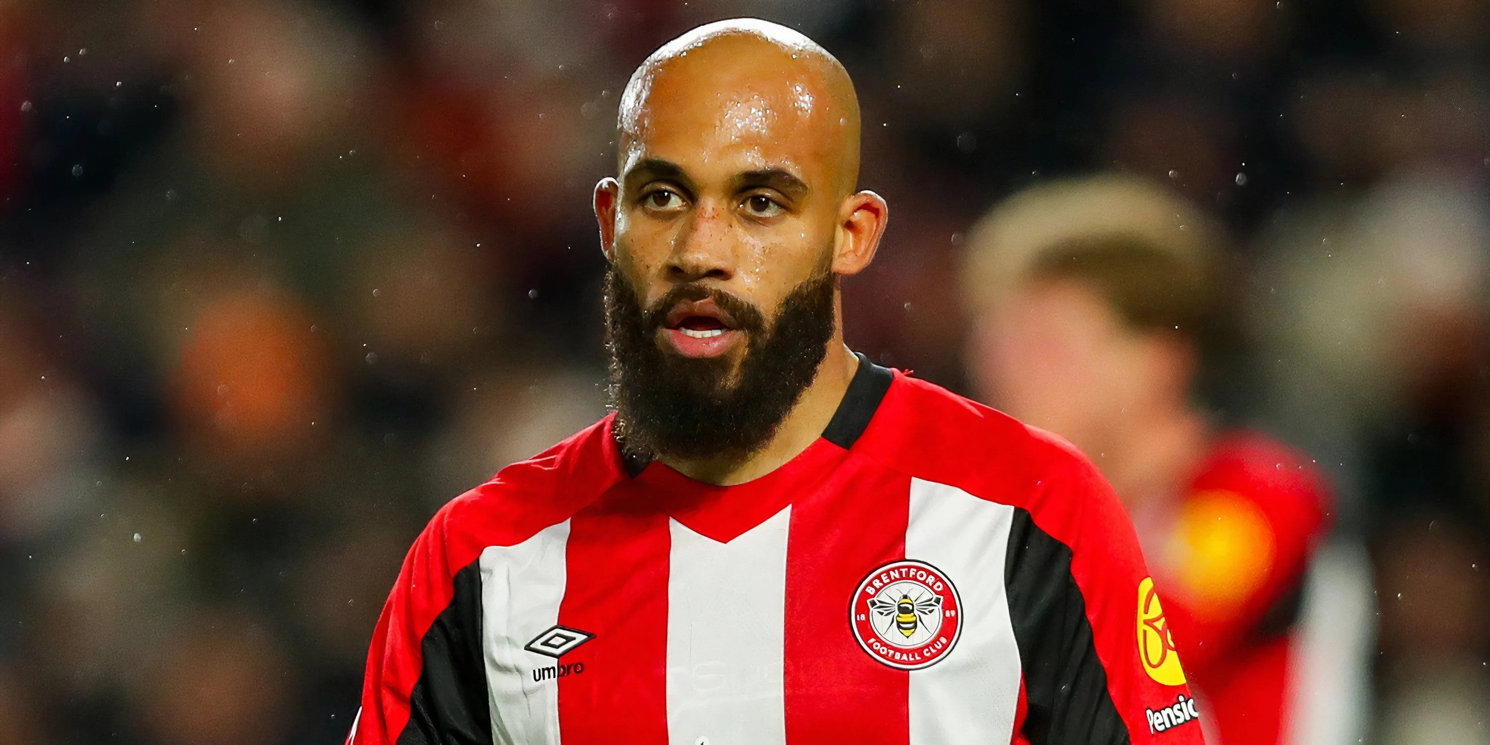 Cầu thủ chạy cánh Bryan Mbeumo của Brentford trong một pha xử lý bóng