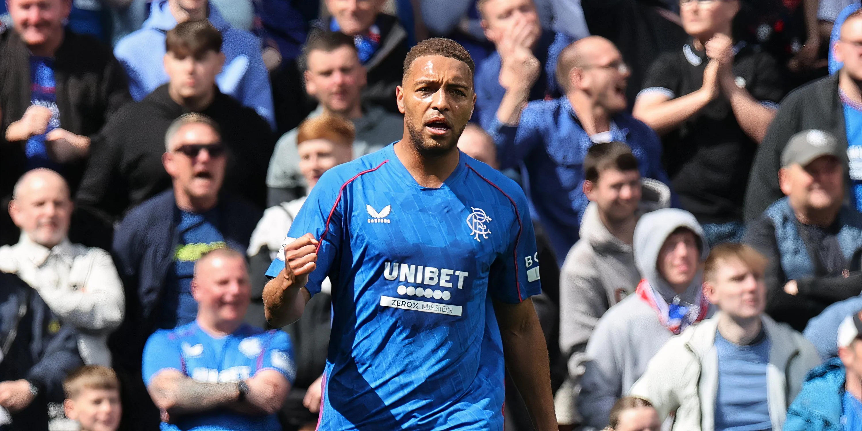 Cyriel Dessers thi đấu trong trận derby giữa Rangers và Celtic
