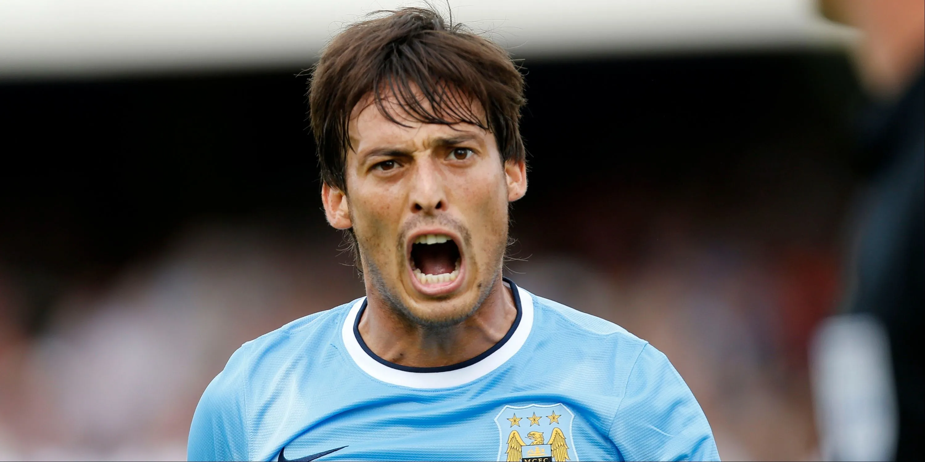 David Silva kiểm soát bóng trong trận đấu của Manchester City