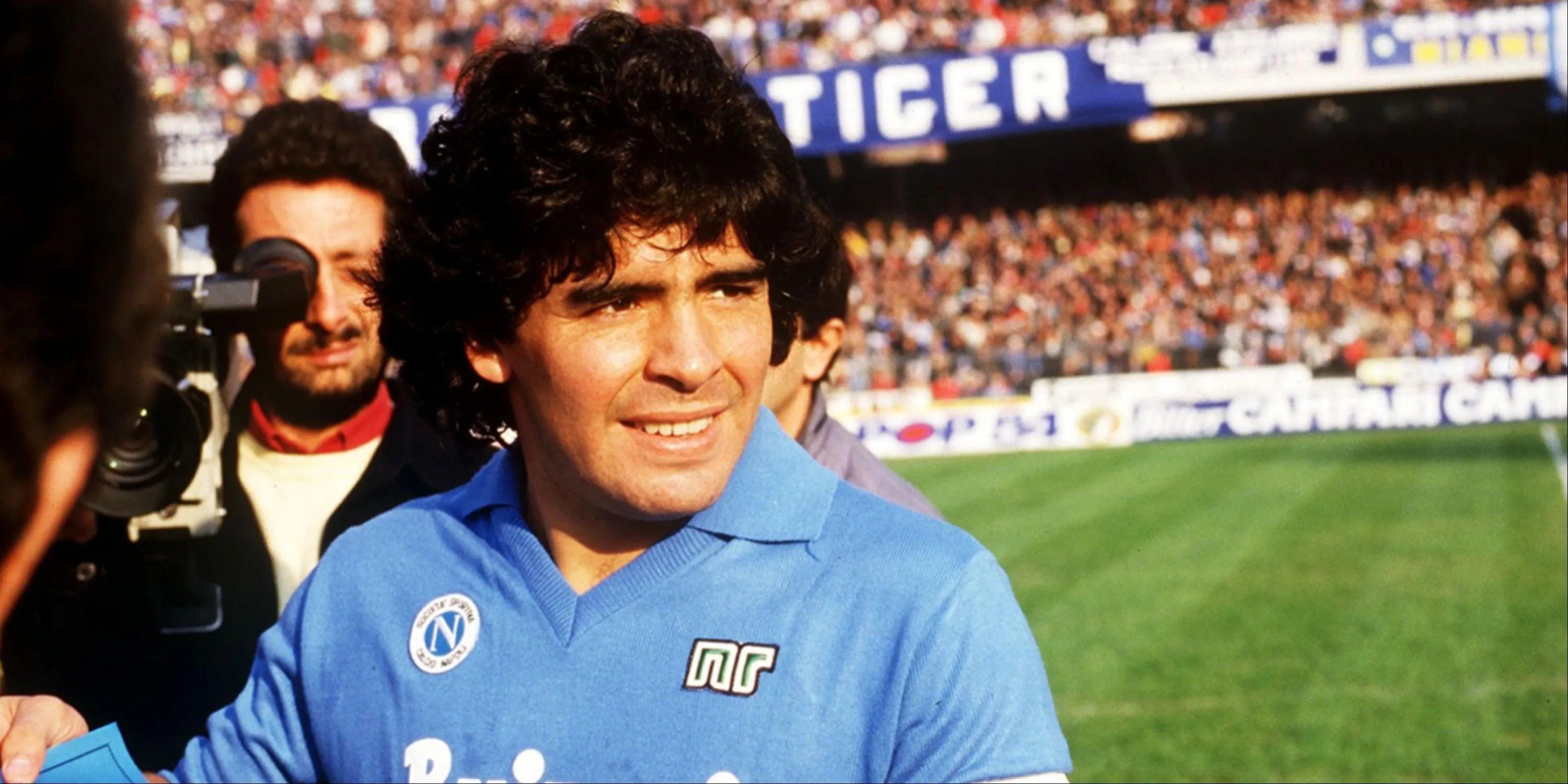 Diego Maradona trong màu áo Napoli, thể hiện khả năng thi đấu xuất chúng của mình.