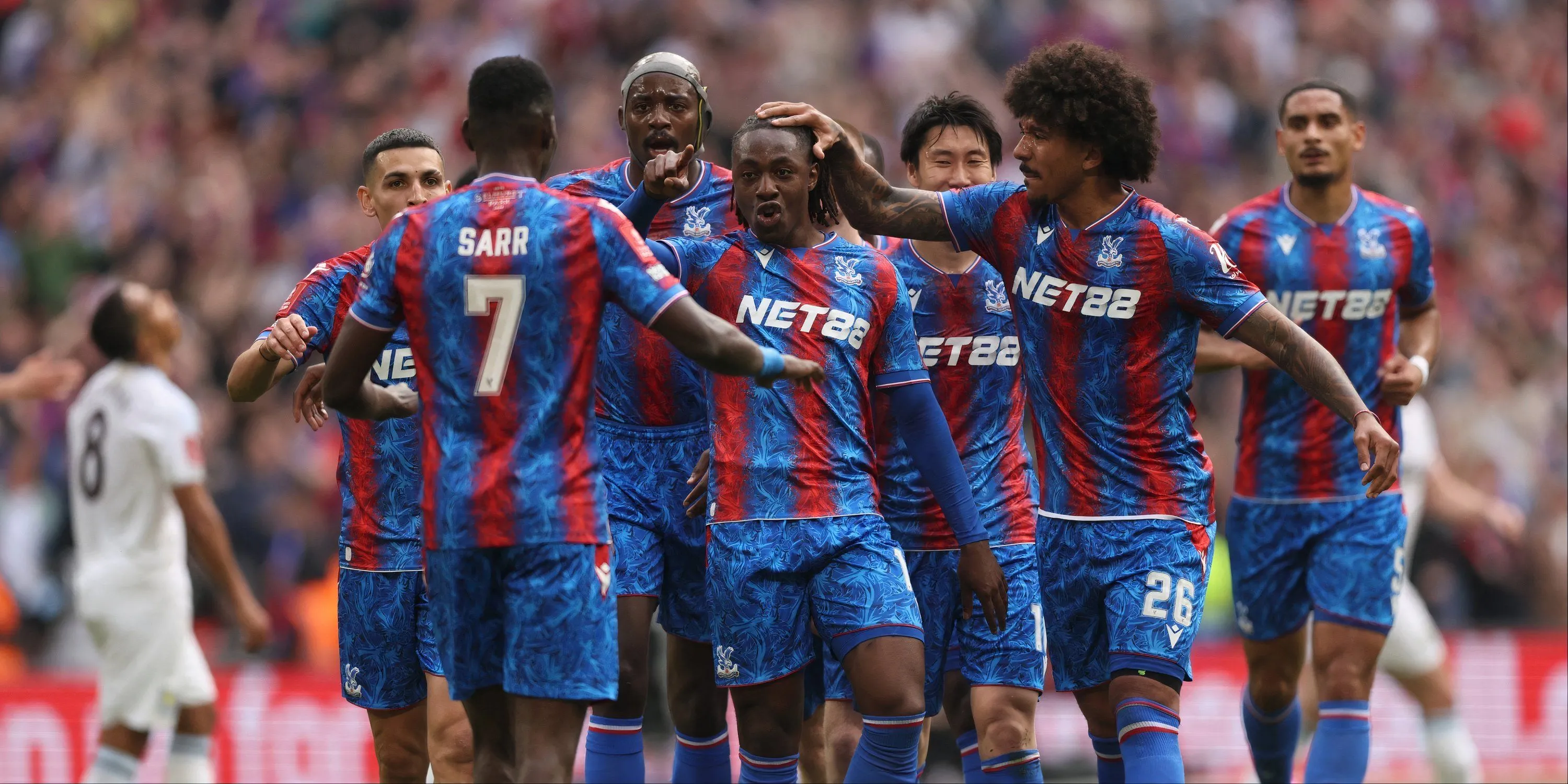Eberechi Eze thi đấu trên sân, thể hiện kỹ năng và tầm ảnh hưởng lớn tại Crystal Palace