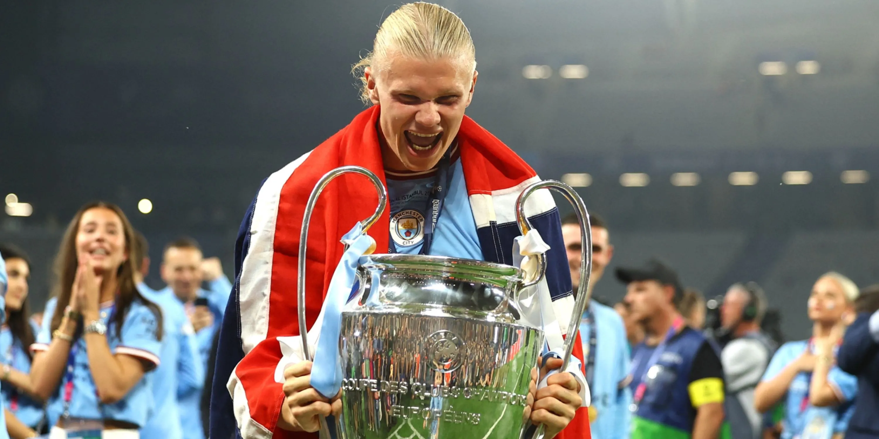 Erling Haaland ăn mừng với cúp Champions League, biểu tượng cú ăn ba lịch sử của Man City