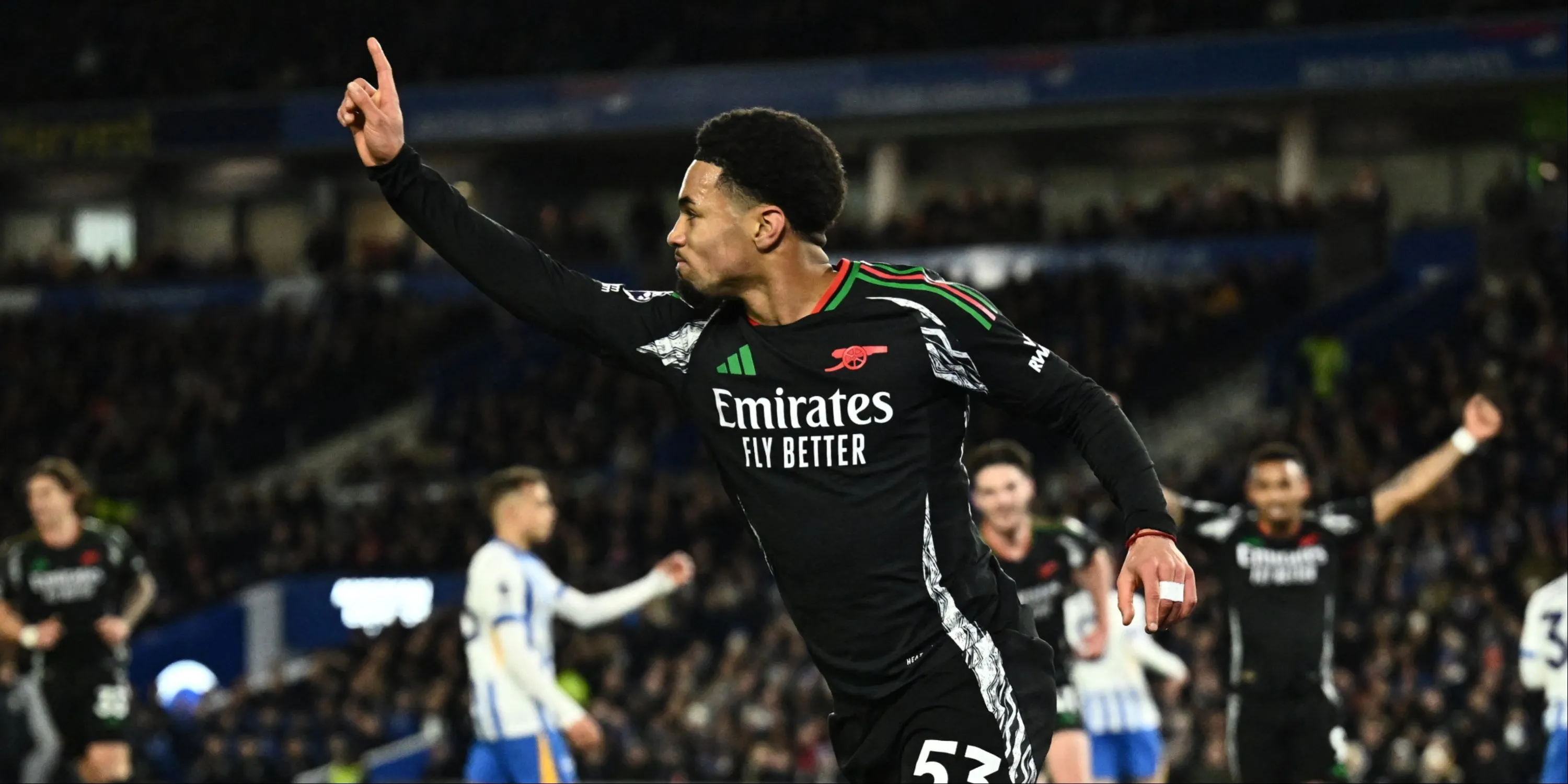 Ethan Nwaneri rê bóng trước cầu thủ Brighton