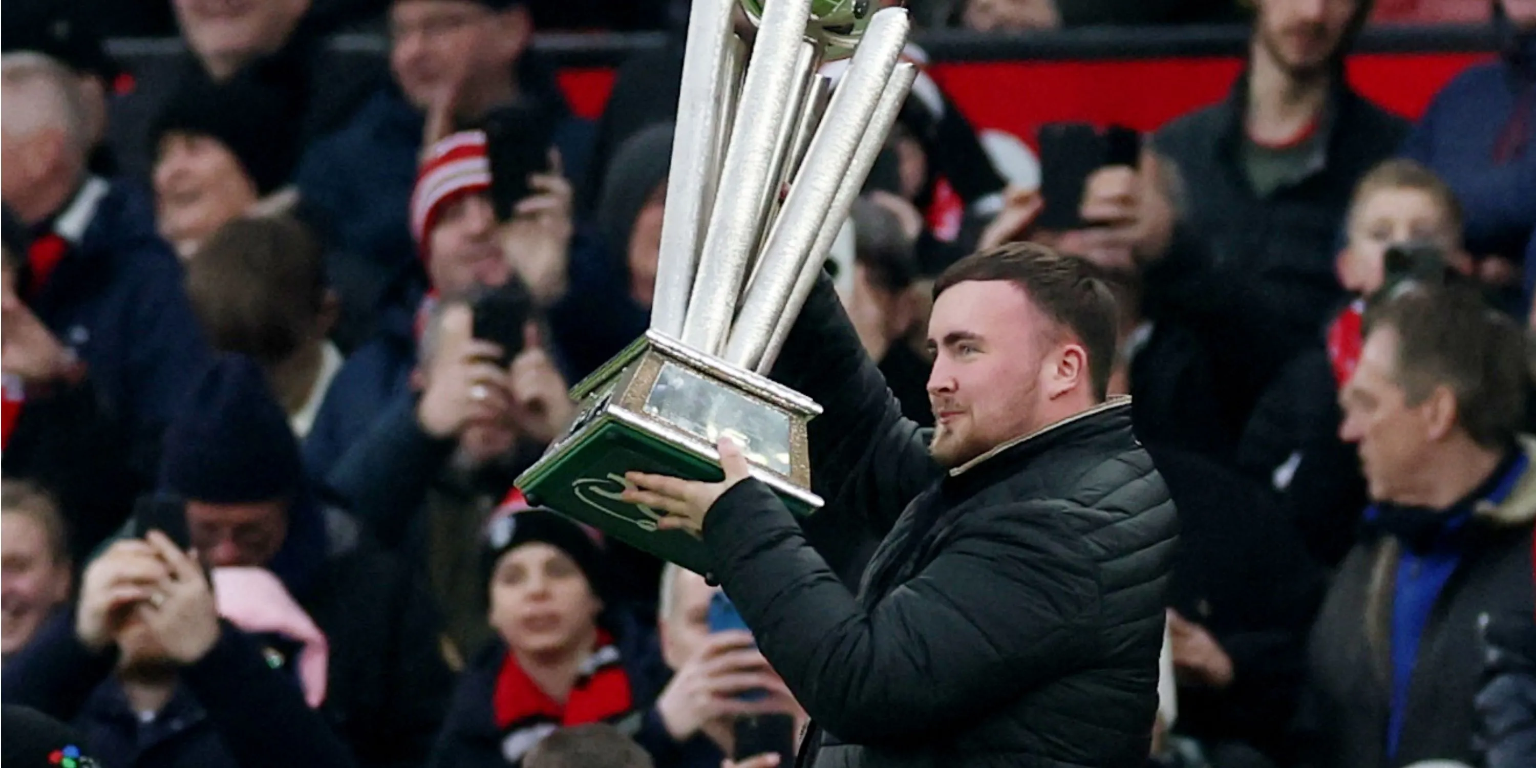 Hiện tượng phi tiêu Luke Littler cùng cúp vô địch thế giới tại Old Trafford