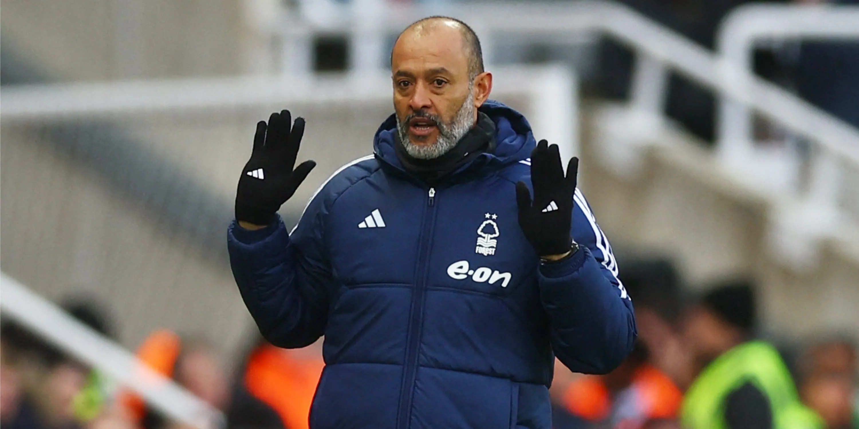 HLV Nuno Espirito Santo chỉ đạo từ đường biên cho Nottingham Forest