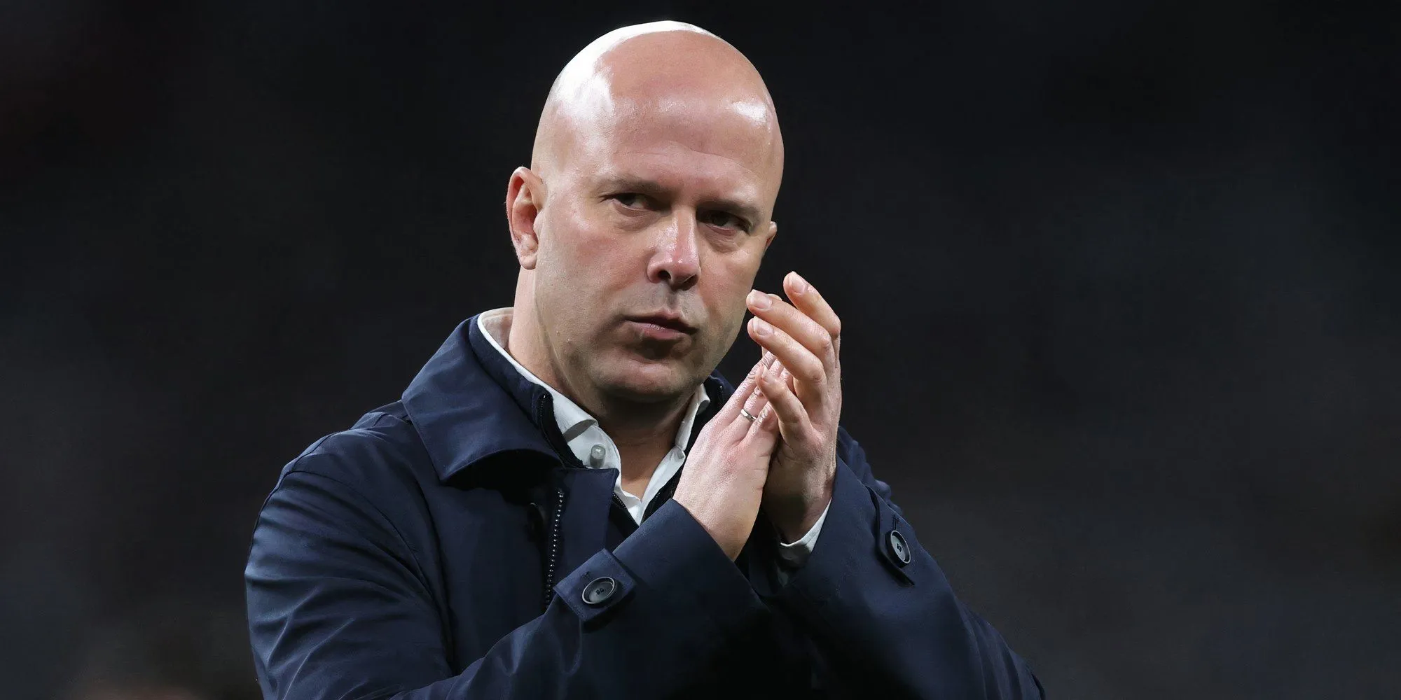 Huấn luyện viên Arne Slot của Liverpool vỗ tay chỉ đạo cầu thủ