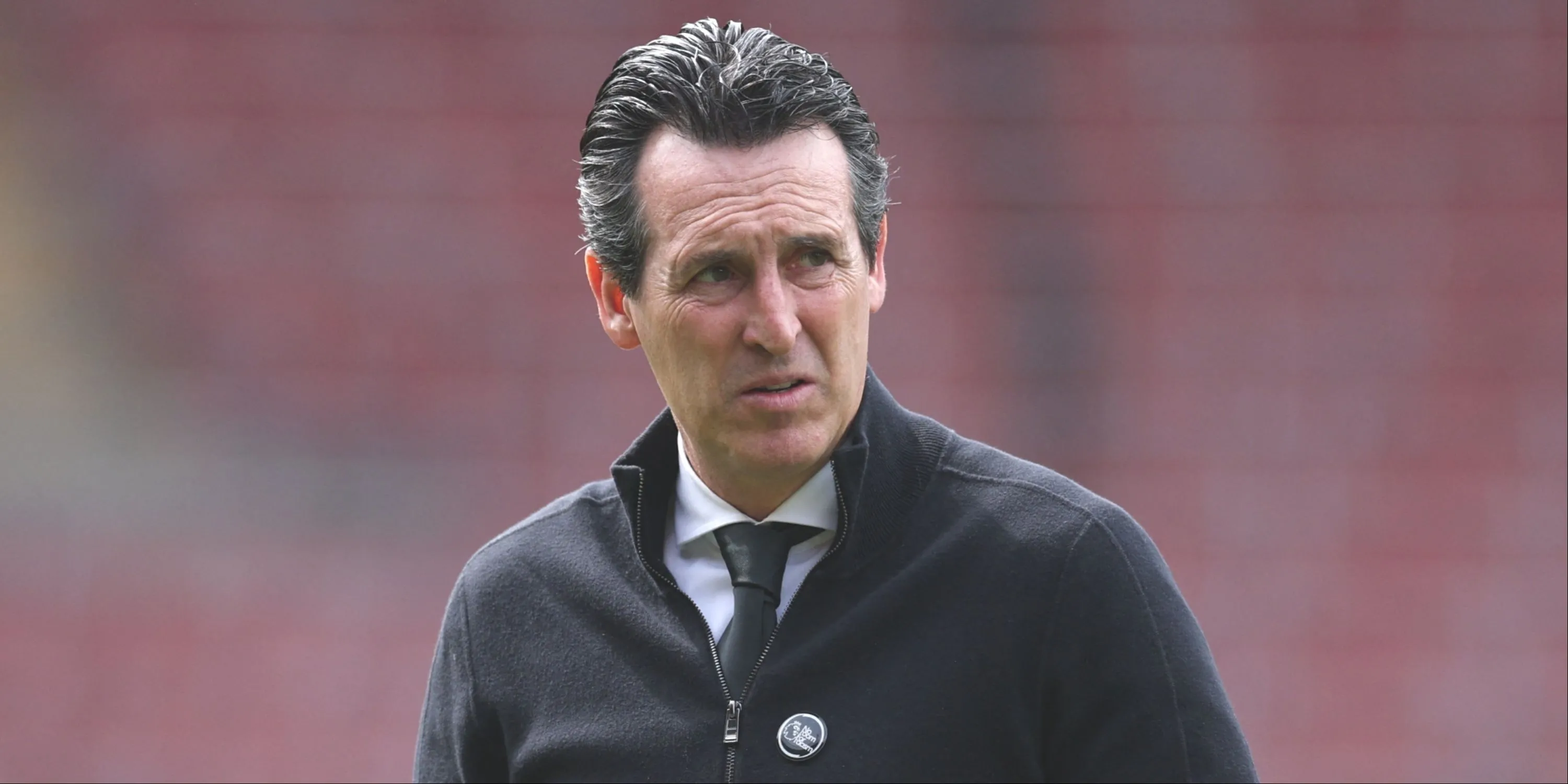 Huấn luyện viên Unai Emery của Aston Villa đang theo dõi trận đấu