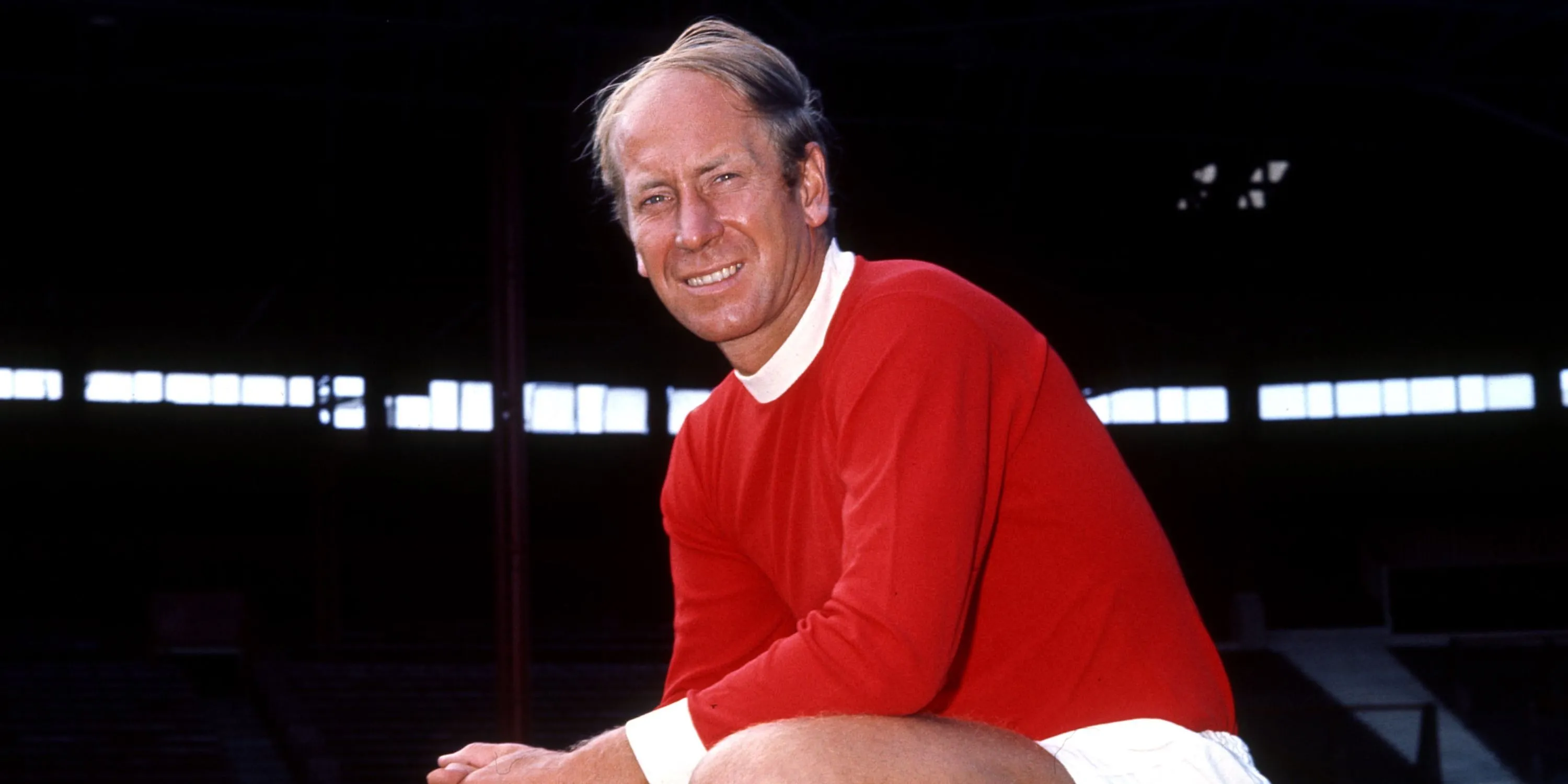 Huyền thoại Bobby Charlton trên sân cỏ Manchester United