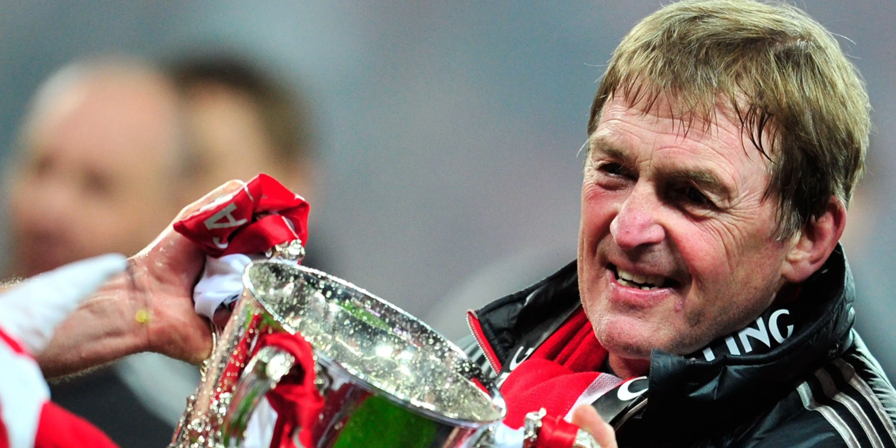 Kenny Dalglish ăn mừng bàn thắng