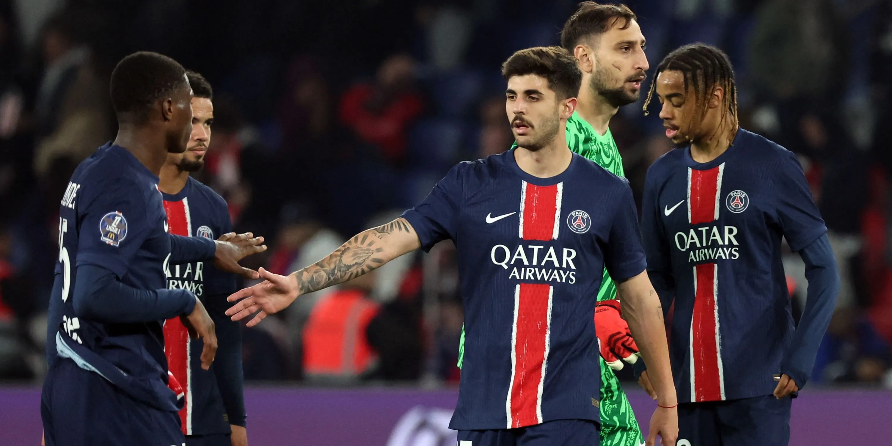 Lucas Beraldo (đứng giữa) trong màu áo Paris Saint-Germain, hậu vệ tiềm năng mà Liverpool đang cân nhắc chiêu mộ.