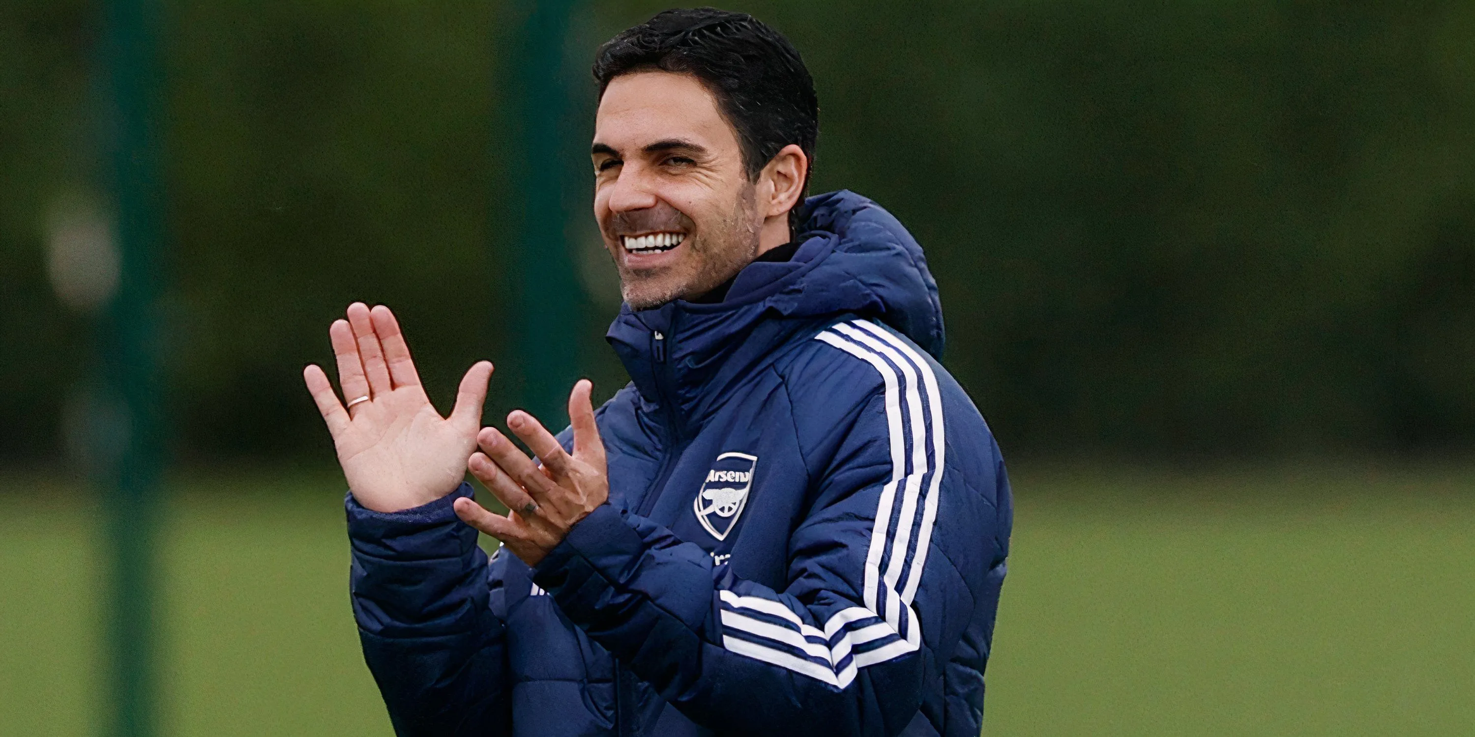 Mikel Arteta chỉ đạo các cầu thủ Arsenal tại một trận đấu ở Anfield