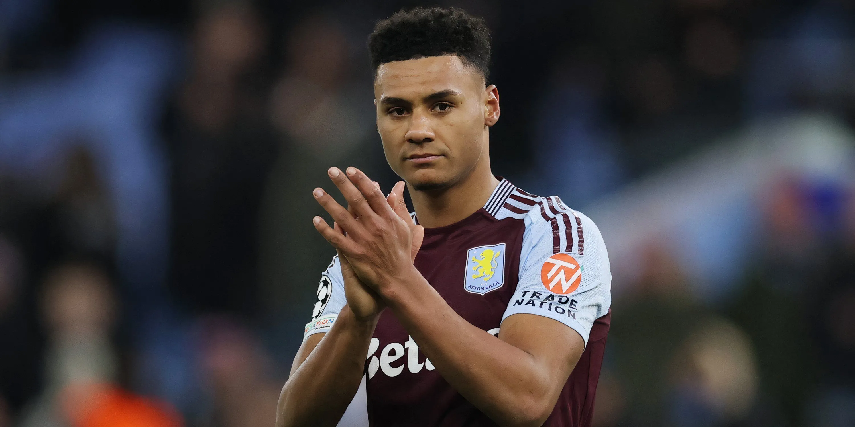 Ollie Watkins vỗ tay cảm ơn người hâm mộ Aston Villa