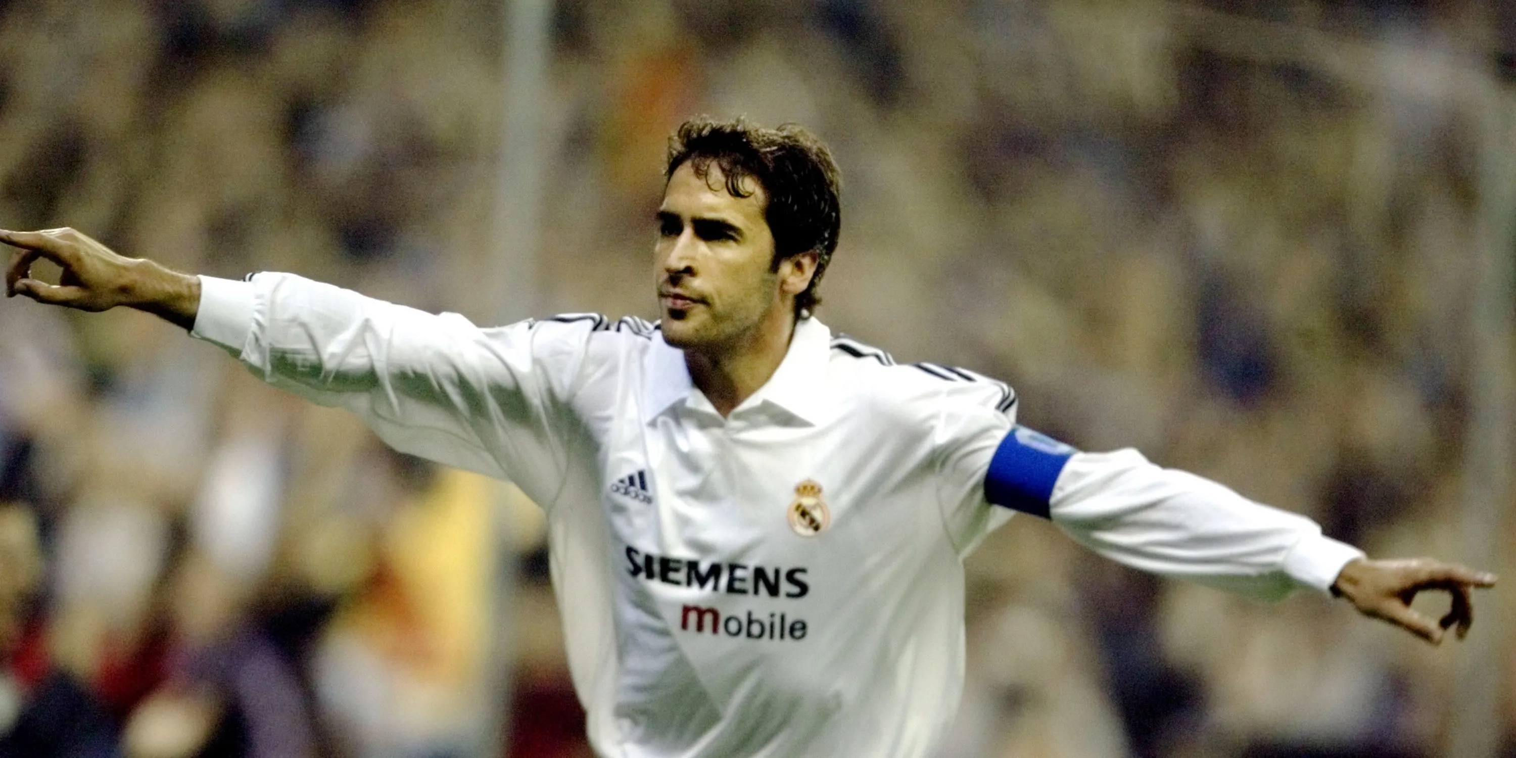 Raul ăn mừng trong màu áo Real Madrid