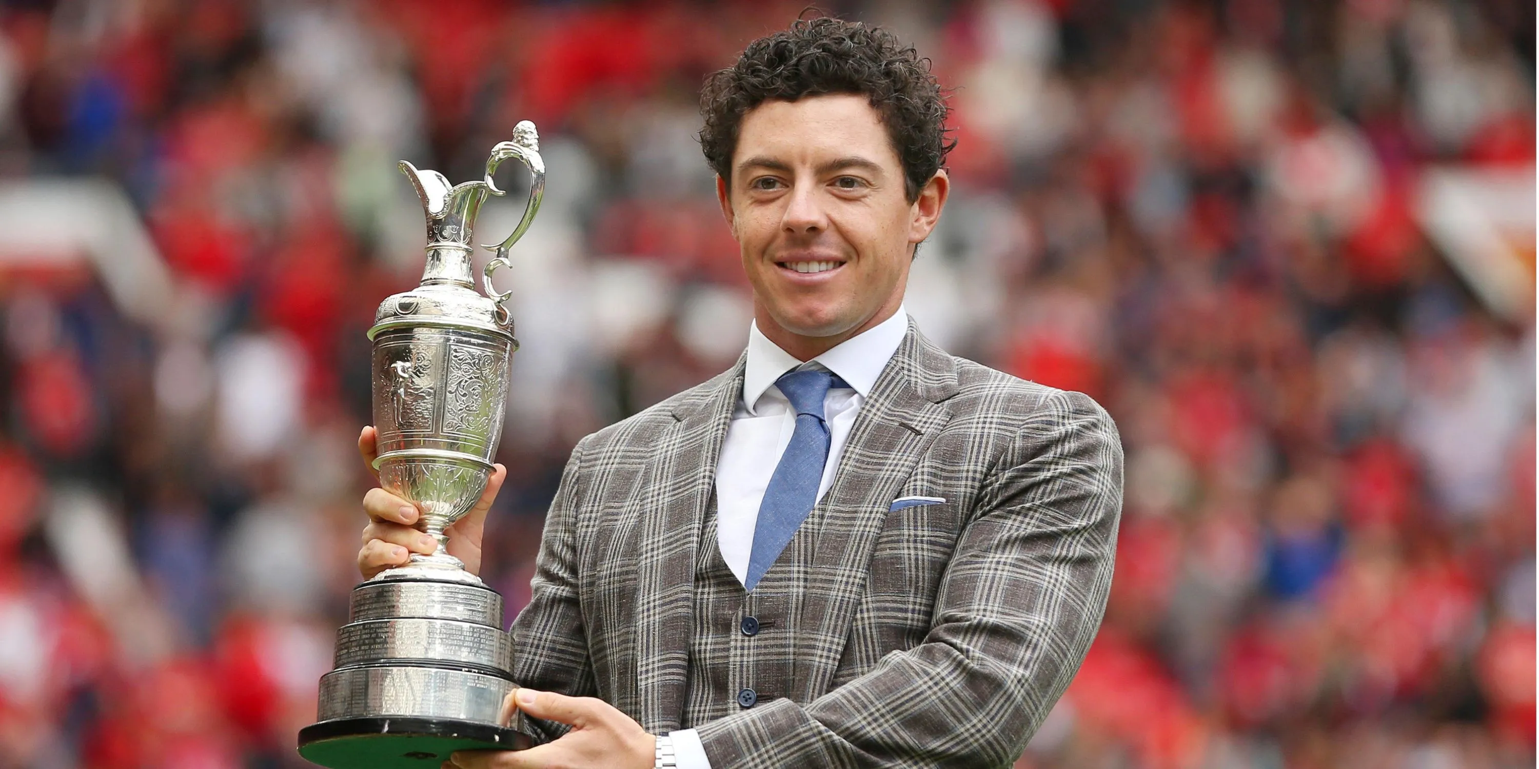Tay golf Rory McIlroy diễu hành cúp Open tại sân Old Trafford của Manchester United