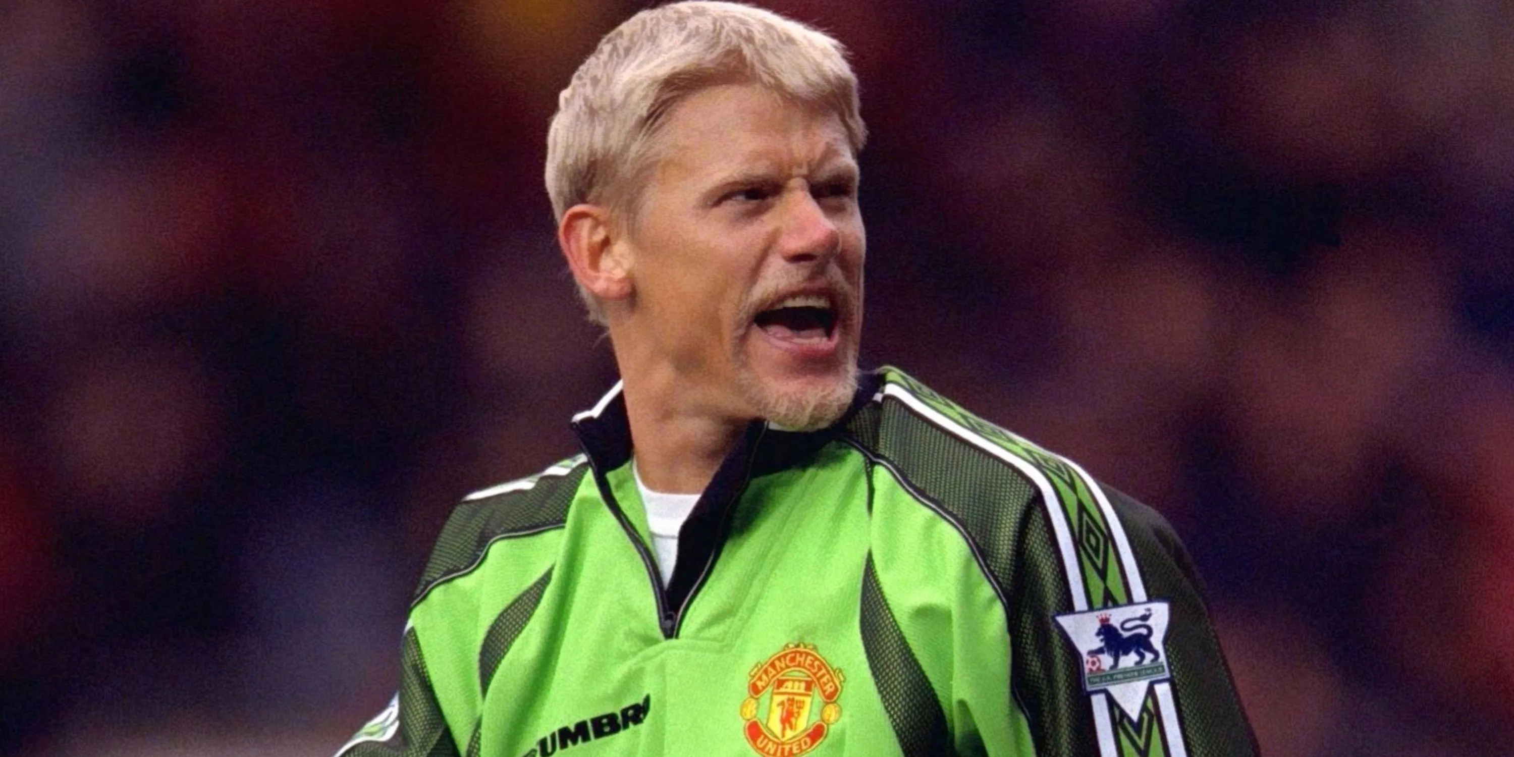 Thủ môn Peter Schmeichel trong một pha hành động cho Manchester United.