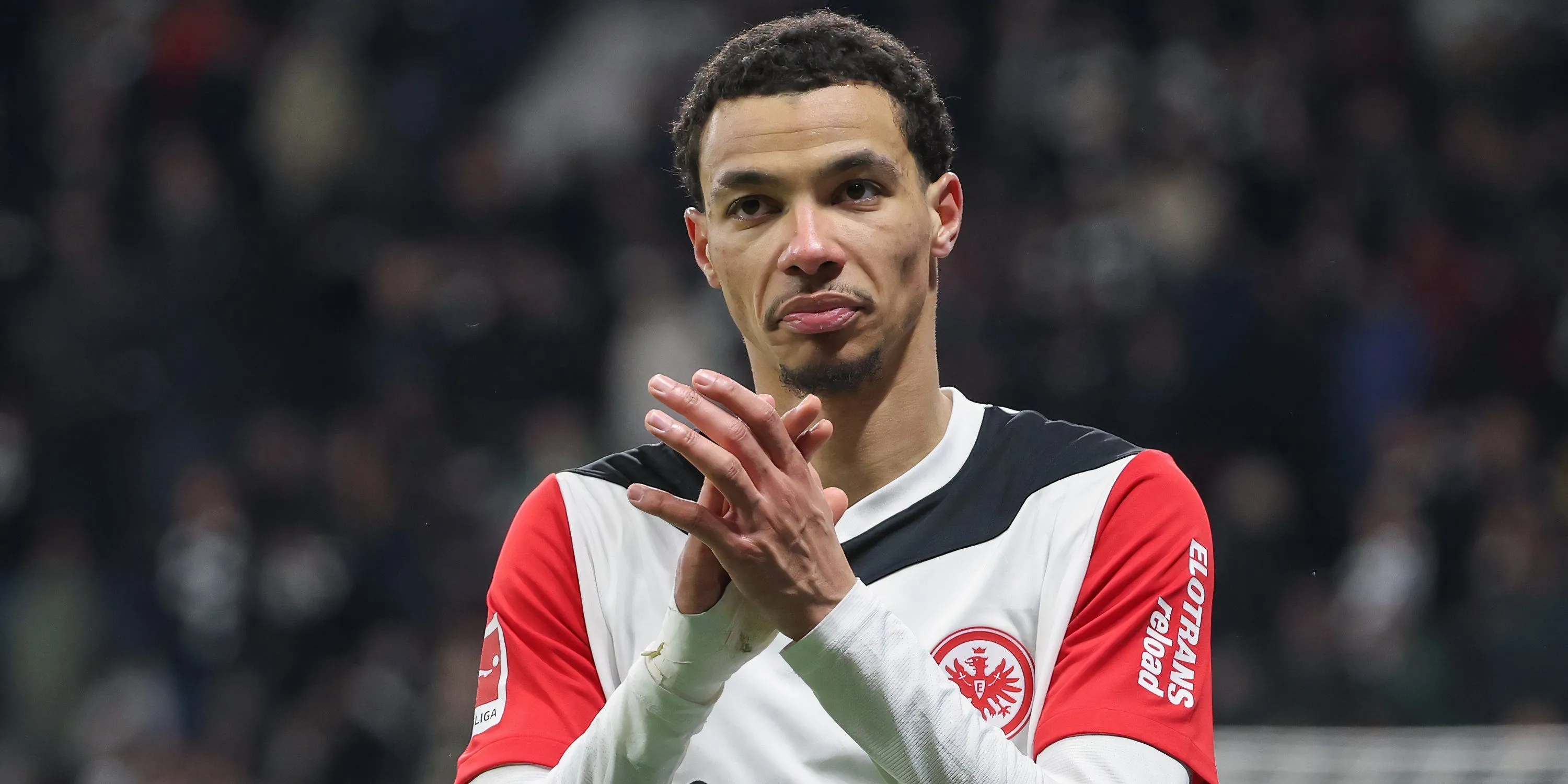 Tiền đạo Hugo Ekitike vỗ tay cảm ơn người hâm mộ Eintracht Frankfurt