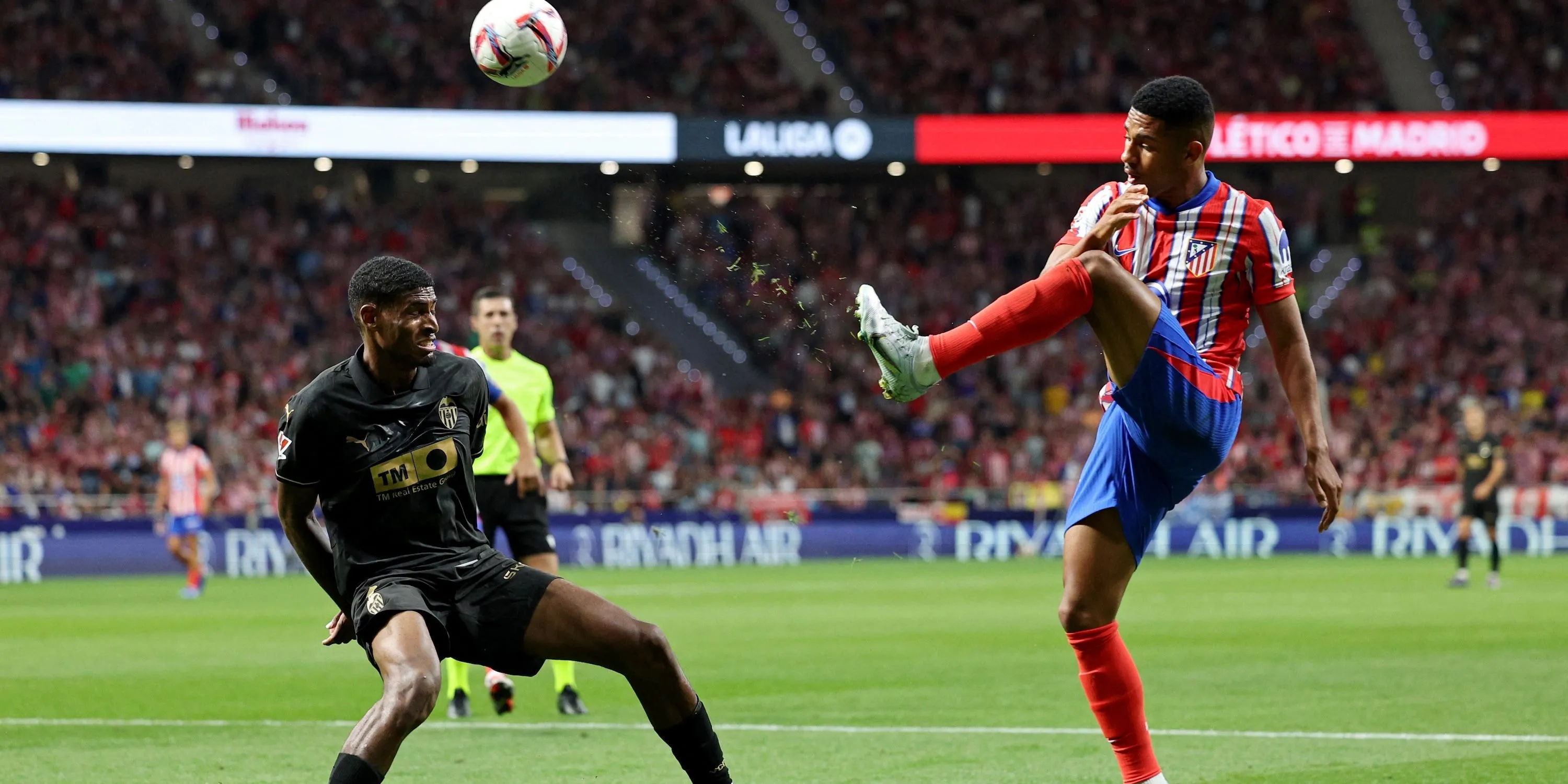 Tiền vệ chạy cánh Samuel Lino (Atletico Madrid) trong pha tranh chấp với Cristhian Mosquera (Valencia)