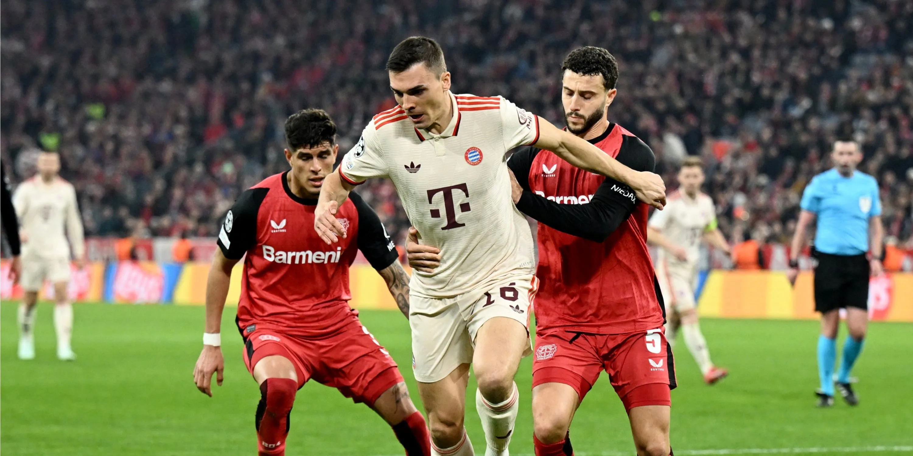 Tiền vệ Joao Palhinha của Bayern Munich tranh chấp bóng trên sân