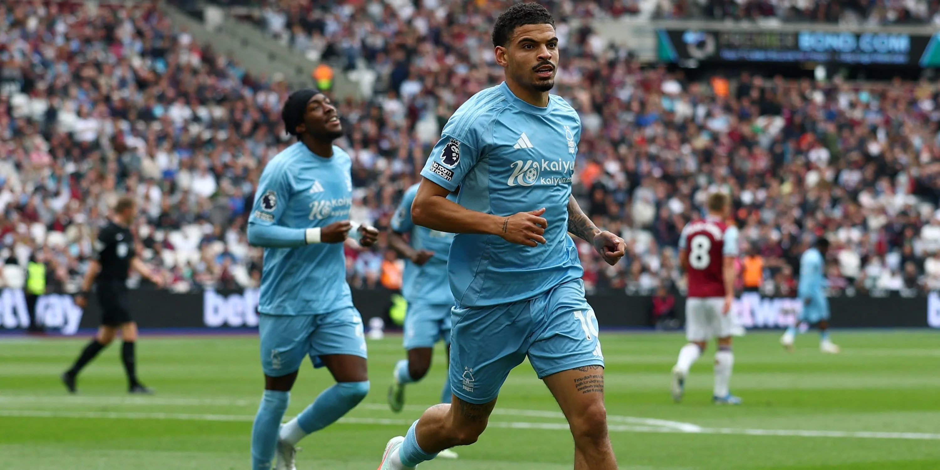 Tiền vệ Morgan Gibbs-White của Nottingham Forest ăn mừng bàn thắng