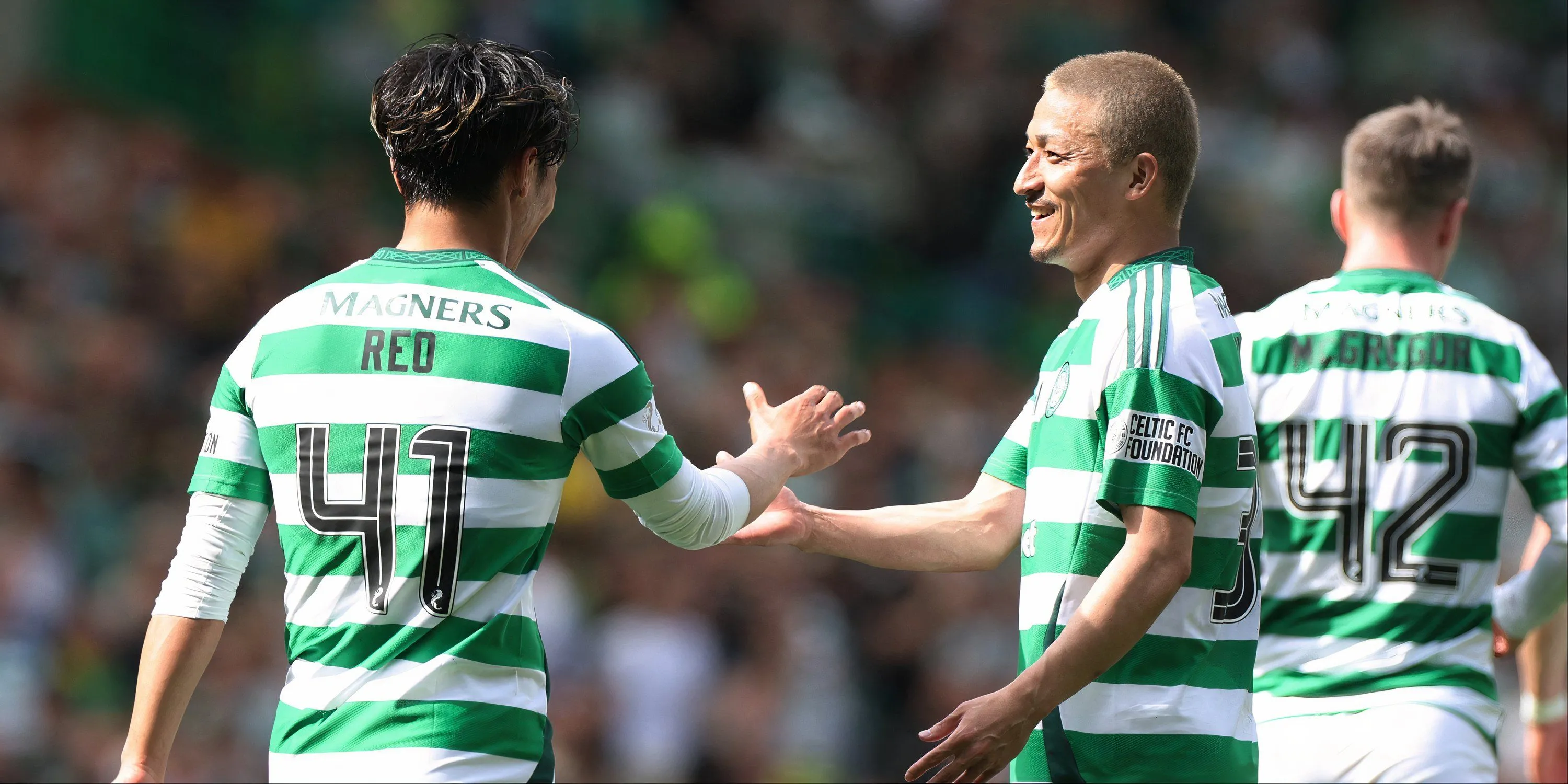 Tiền vệ Reo Hatate và tiền đạo Daizen Maeda của Celtic trên sân cỏ giải VĐQG Scotland