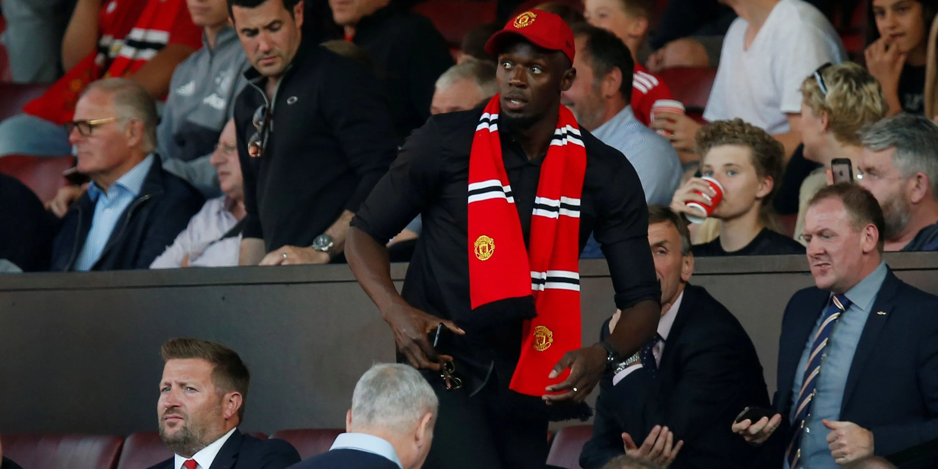 Vận động viên điền kinh Usain Bolt tại Old Trafford trong áo đấu Manchester United