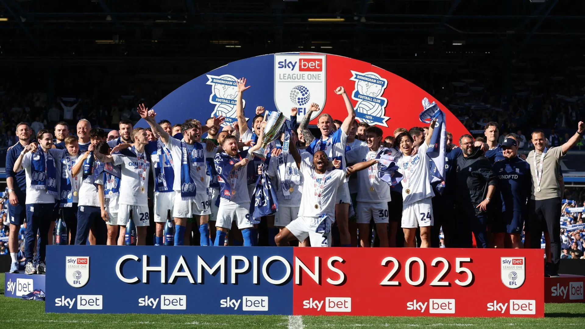 Cầu thủ Birmingham City ăn mừng thăng hạng, hướng tới mục tiêu Premier League