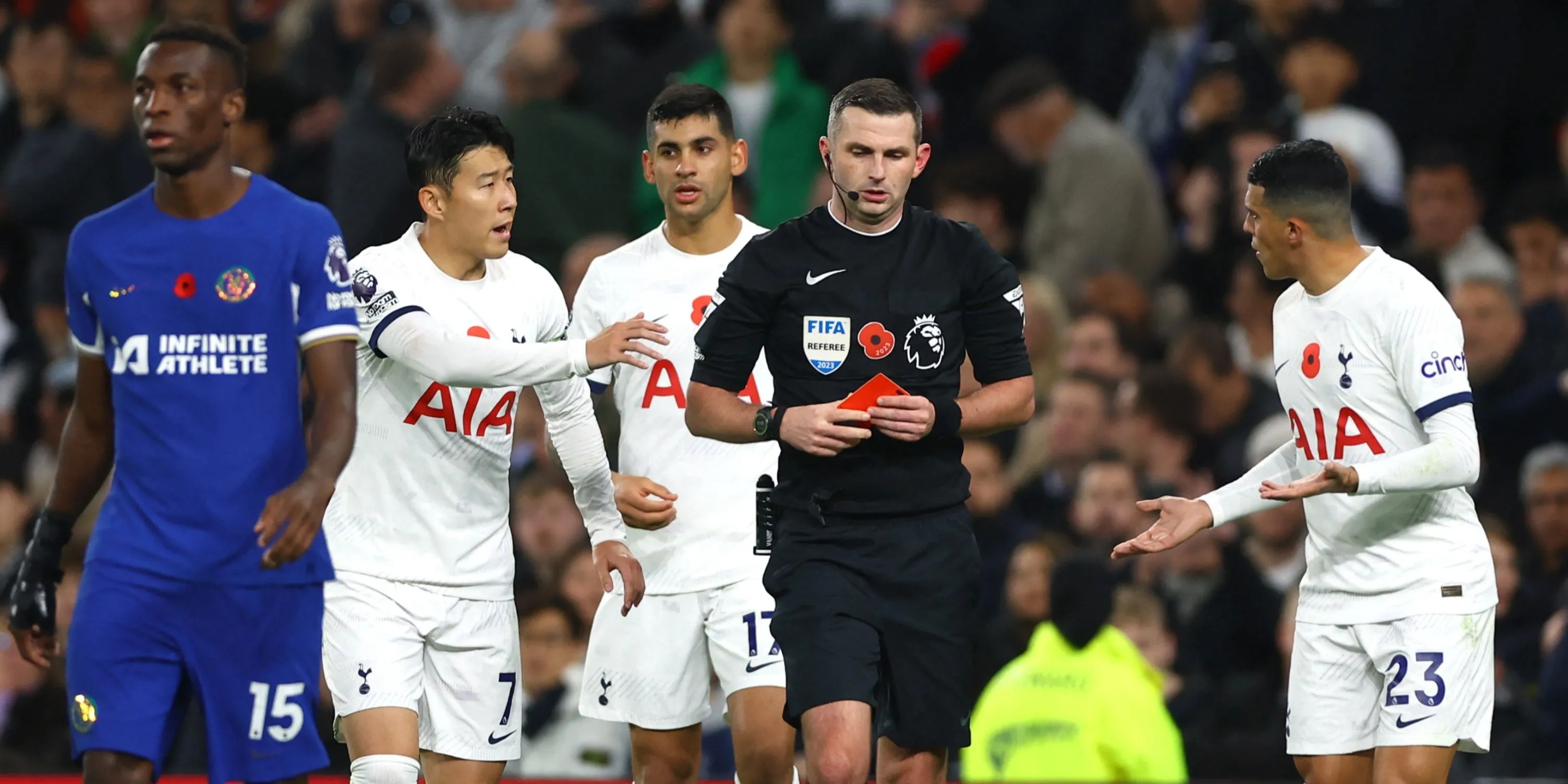 Cầu thủ Son Heung-min của Tottenham tranh cãi với trọng tài Michael Oliver sau tấm thẻ đỏ của Cristian Romero.