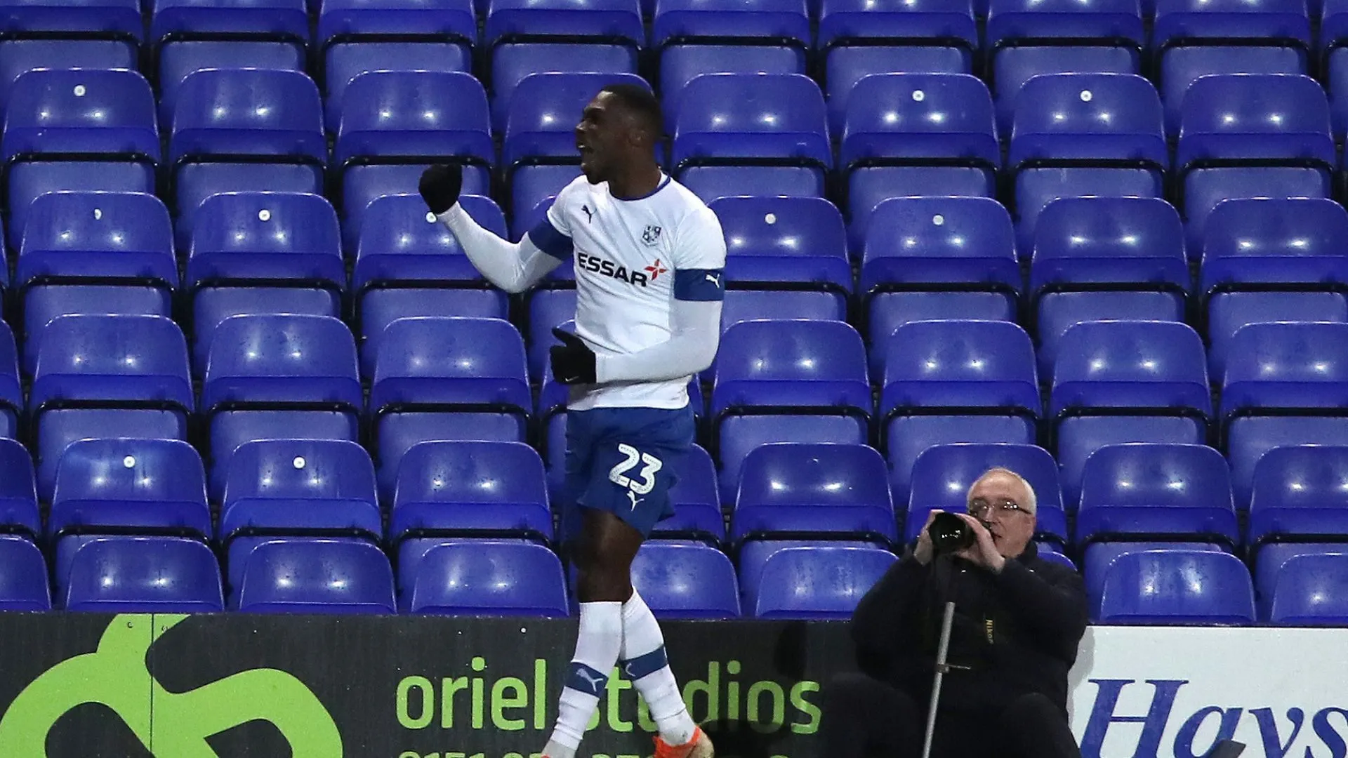 Corey Blackett-Taylor trong bộ trang phục thi đấu của Derby County, đang chạy trên sân.
